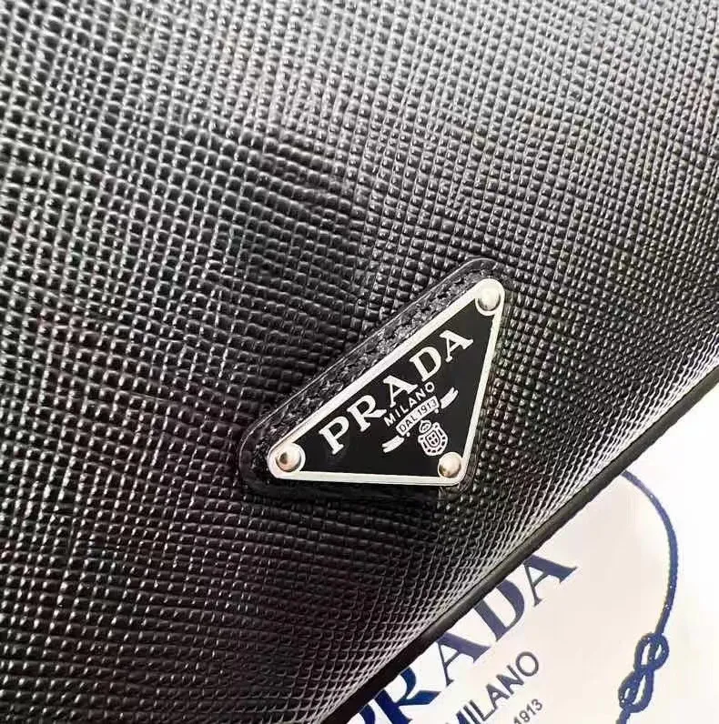 p520¥✨New product debut✨22 Latest all-leather clutch 2VF039 This cross-grain cowhide clutch interprets a beautiful structural silhouette with a 3D three-dimensional effect on the front, a new triangle logo on the back, a classic triangle enamel logo, zipper closure, built-in pockets, and a full-leather wrist strap to highlight the unique temperament. Versatile casual straps. 208 OEM code size: 25*17*5cm black