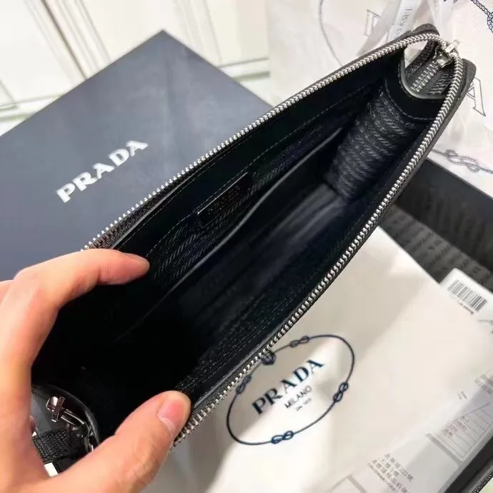 p520¥✨New product debut✨22 Latest all-leather clutch 2VF039 This cross-grain cowhide clutch interprets a beautiful structural silhouette with a 3D three-dimensional effect on the front, a new triangle logo on the back, a classic triangle enamel logo, zipper closure, built-in pockets, and a full-leather wrist strap to highlight the unique temperament. Versatile casual straps. 208 OEM code size: 25*17*5cm black