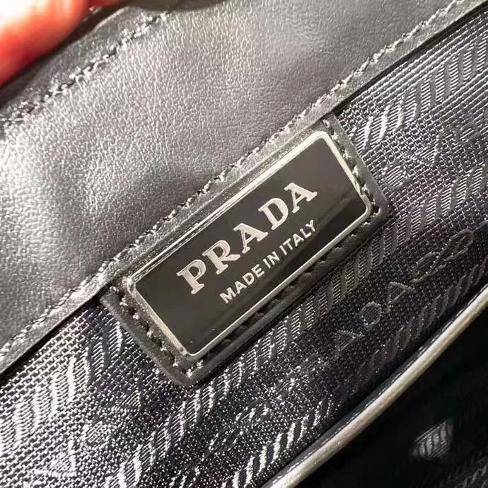 p520¥✨New product debut✨22 Latest all-leather clutch 2VF039 This cross-grain cowhide clutch interprets a beautiful structural silhouette with a 3D three-dimensional effect on the front, a new triangle logo on the back, a classic triangle enamel logo, zipper closure, built-in pockets, and a full-leather wrist strap to highlight the unique temperament. Versatile casual straps. 208 OEM code size: 25*17*5cm black