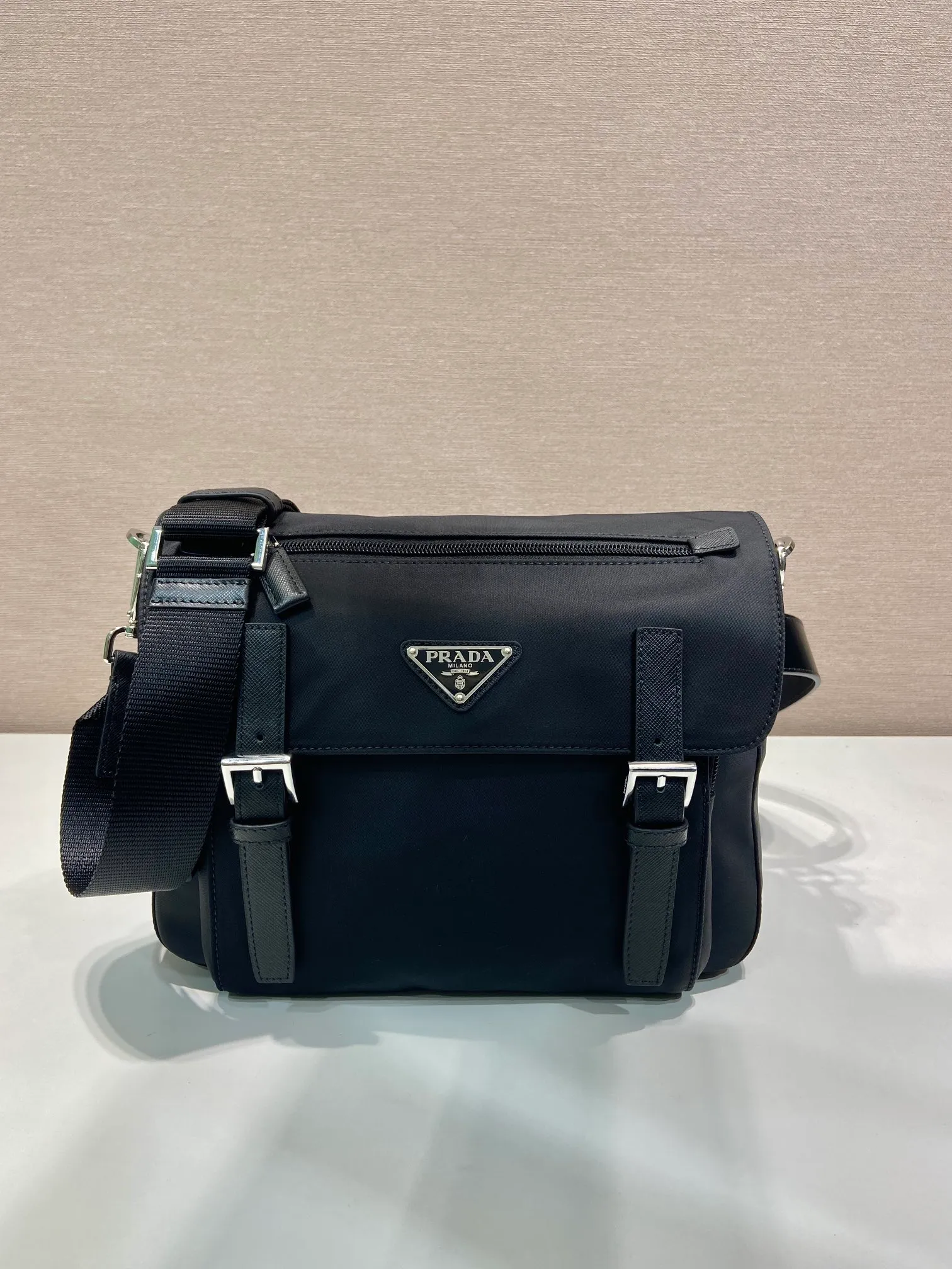 💰1320🎉New messenger bag🎉2VD071 with belt🎉🎉 This shoulder bag combines imported nylon fabric and glossy calfskin, with a multi-pocket design and an adjustable and detachable shoulder strap. My favorite is this leather belt😘, which can be used as a waist bag or as a belt alone, allowing for a variety of ways to wear it. Handsome guys, hurry up and get it, it’s another popular style that will never go out of style🎉🎉 Length 27x Height 20.5x Bottom 17cm🎉🎉🎉👏👏👏