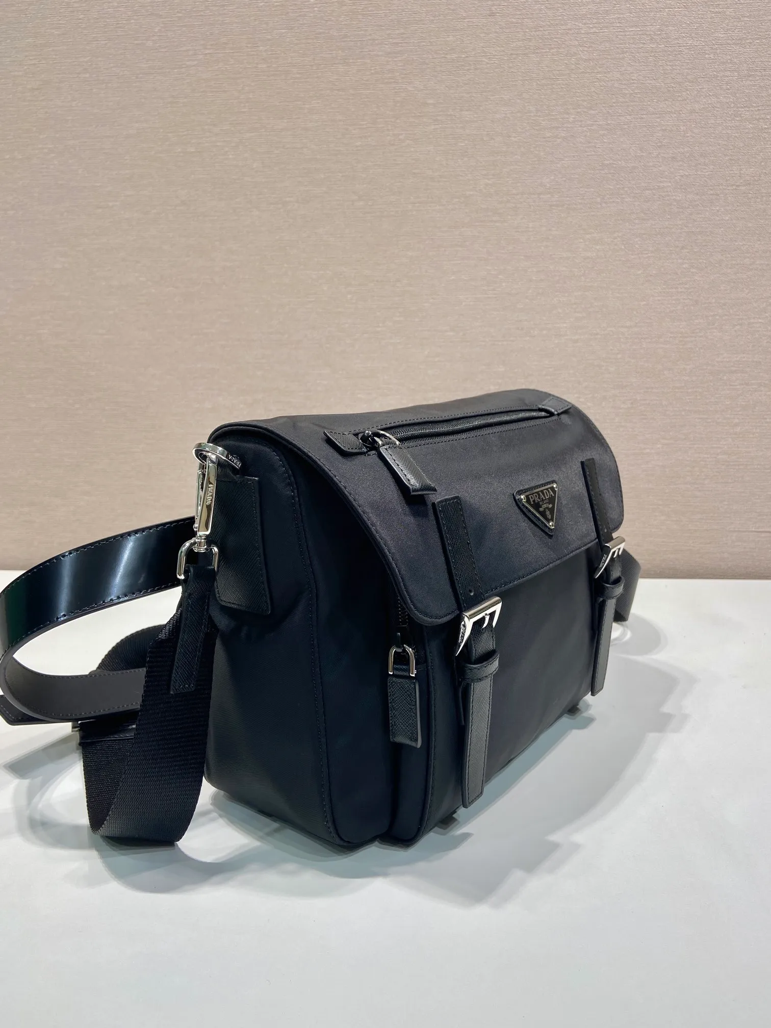 💰1320🎉New messenger bag🎉2VD071 with belt🎉🎉 This shoulder bag combines imported nylon fabric and glossy calfskin, with a multi-pocket design and an adjustable and detachable shoulder strap. My favorite is this leather belt😘, which can be used as a waist bag or as a belt alone, allowing for a variety of ways to wear it. Handsome guys, hurry up and get it, it’s another popular style that will never go out of style🎉🎉 Length 27x Height 20.5x Bottom 17cm🎉🎉🎉👏👏👏