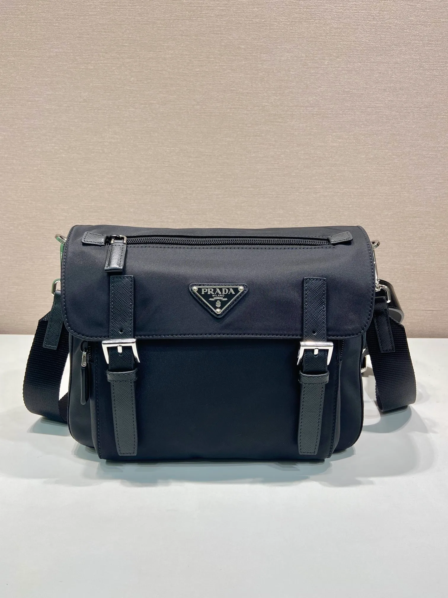 💰1320🎉New messenger bag🎉2VD071 with belt🎉🎉 This shoulder bag combines imported nylon fabric and glossy calfskin, with a multi-pocket design and an adjustable and detachable shoulder strap. My favorite is this leather belt😘, which can be used as a waist bag or as a belt alone, allowing for a variety of ways to wear it. Handsome guys, hurry up and get it, it’s another popular style that will never go out of style🎉🎉 Length 27x Height 20.5x Bottom 17cm🎉🎉🎉👏👏👏