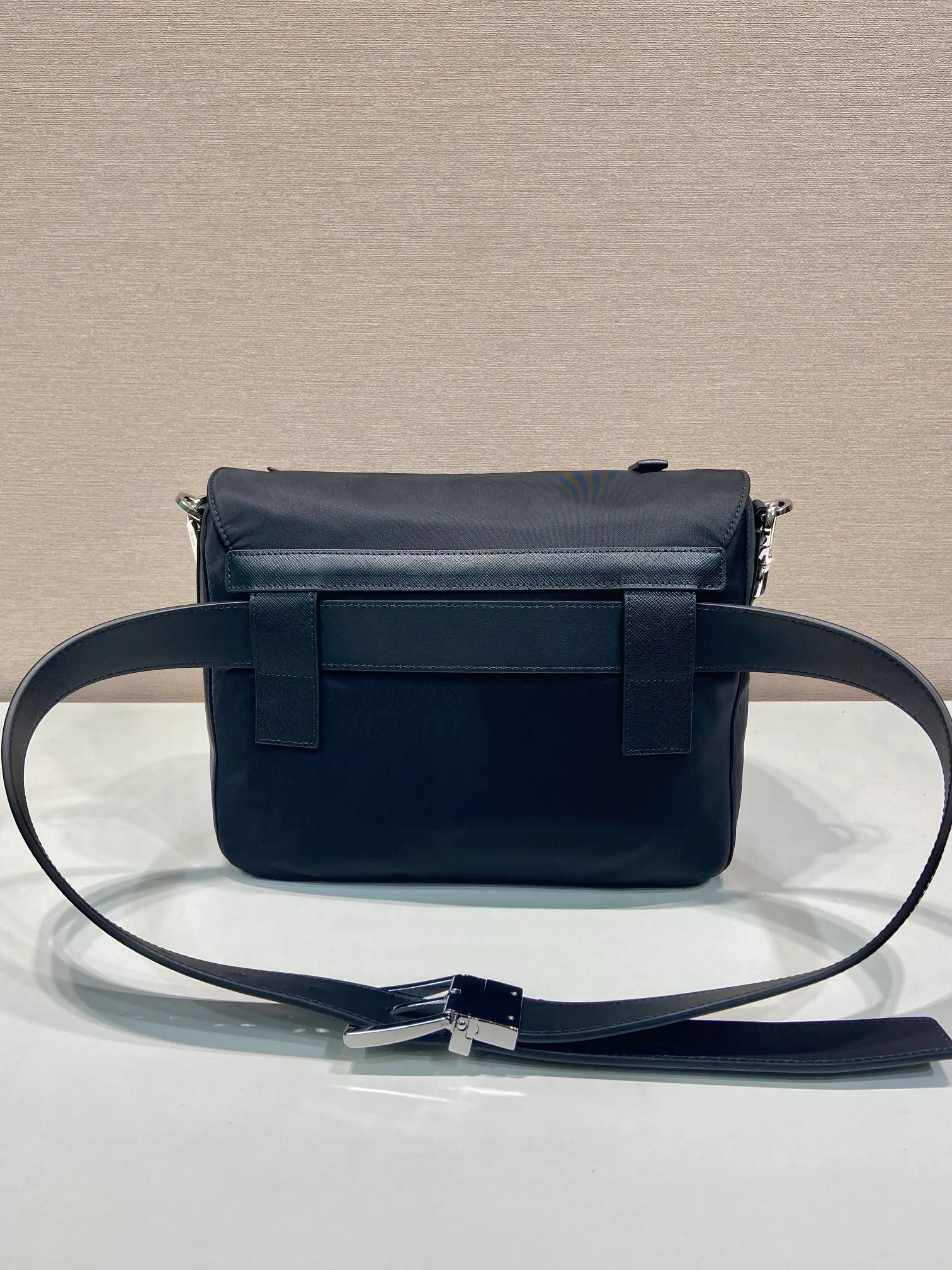 💰1320🎉New messenger bag🎉2VD071 with belt🎉🎉 This shoulder bag combines imported nylon fabric and glossy calfskin, with a multi-pocket design and an adjustable and detachable shoulder strap. My favorite is this leather belt😘, which can be used as a waist bag or as a belt alone, allowing for a variety of ways to wear it. Handsome guys, hurry up and get it, it’s another popular style that will never go out of style🎉🎉 Length 27x Height 20.5x Bottom 17cm🎉🎉🎉👏👏👏