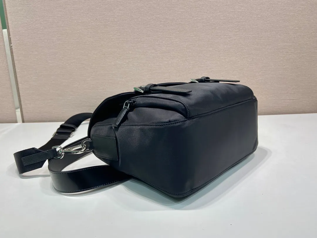 💰1320🎉New messenger bag🎉2VD071 with belt🎉🎉 This shoulder bag combines imported nylon fabric and glossy calfskin, with a multi-pocket design and an adjustable and detachable shoulder strap. My favorite is this leather belt😘, which can be used as a waist bag or as a belt alone, allowing for a variety of ways to wear it. Handsome guys, hurry up and get it, it’s another popular style that will never go out of style🎉🎉 Length 27x Height 20.5x Bottom 17cm🎉🎉🎉👏👏👏