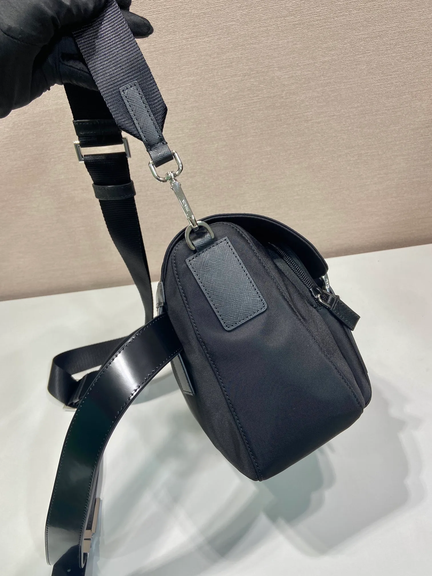 💰1320🎉New messenger bag🎉2VD071 with belt🎉🎉 This shoulder bag combines imported nylon fabric and glossy calfskin, with a multi-pocket design and an adjustable and detachable shoulder strap. My favorite is this leather belt😘, which can be used as a waist bag or as a belt alone, allowing for a variety of ways to wear it. Handsome guys, hurry up and get it, it’s another popular style that will never go out of style🎉🎉 Length 27x Height 20.5x Bottom 17cm🎉🎉🎉👏👏👏