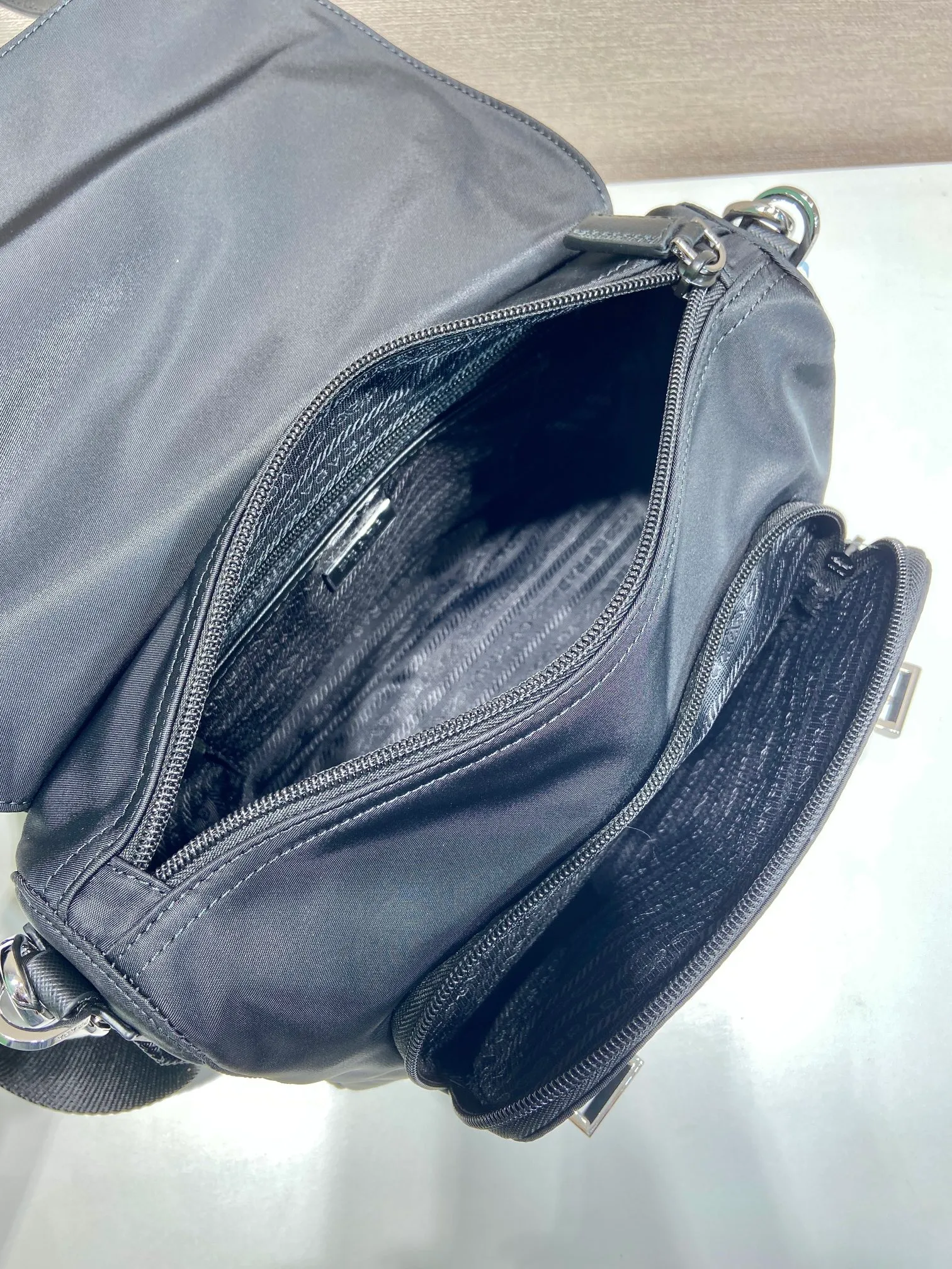 💰1320🎉New messenger bag🎉2VD071 with belt🎉🎉 This shoulder bag combines imported nylon fabric and glossy calfskin, with a multi-pocket design and an adjustable and detachable shoulder strap. My favorite is this leather belt😘, which can be used as a waist bag or as a belt alone, allowing for a variety of ways to wear it. Handsome guys, hurry up and get it, it’s another popular style that will never go out of style🎉🎉 Length 27x Height 20.5x Bottom 17cm🎉🎉🎉👏👏👏