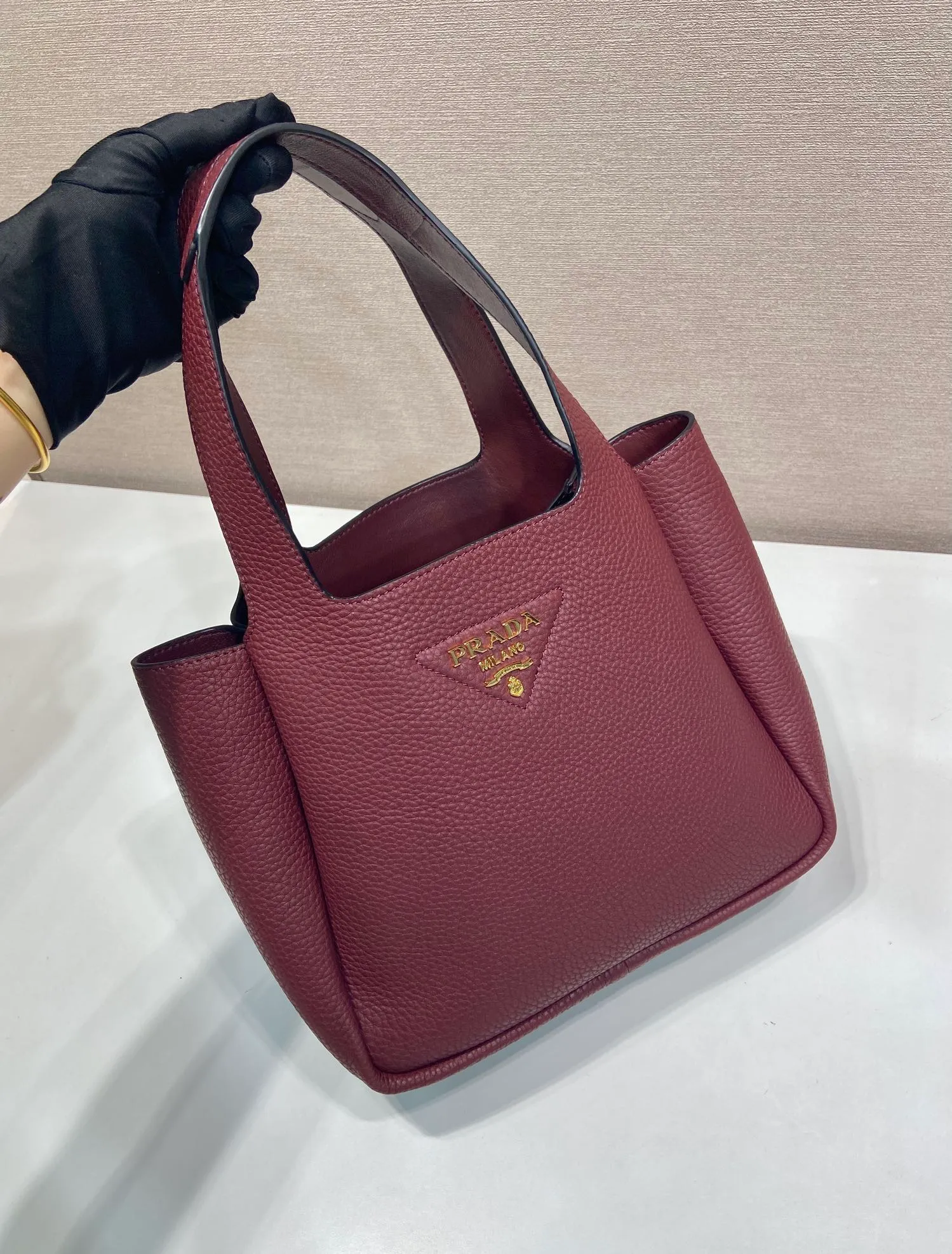 💰1700✨1BG335😘Vegetable Basket😘😘 Made of soft and fine calfskin vegetable basket tote underarm bag, with imported sheepskin inside, top-grade white leather hardware, the overall feel is very soft/lightweight😘😘There are many compartments, it can be carried by hand or used as an underwater bag, and it can be matched with different clothes. So beautiful😘😘Hurry up and get it🙊 Length 25x height 21.5x base 14cm👏👏👏💰💰