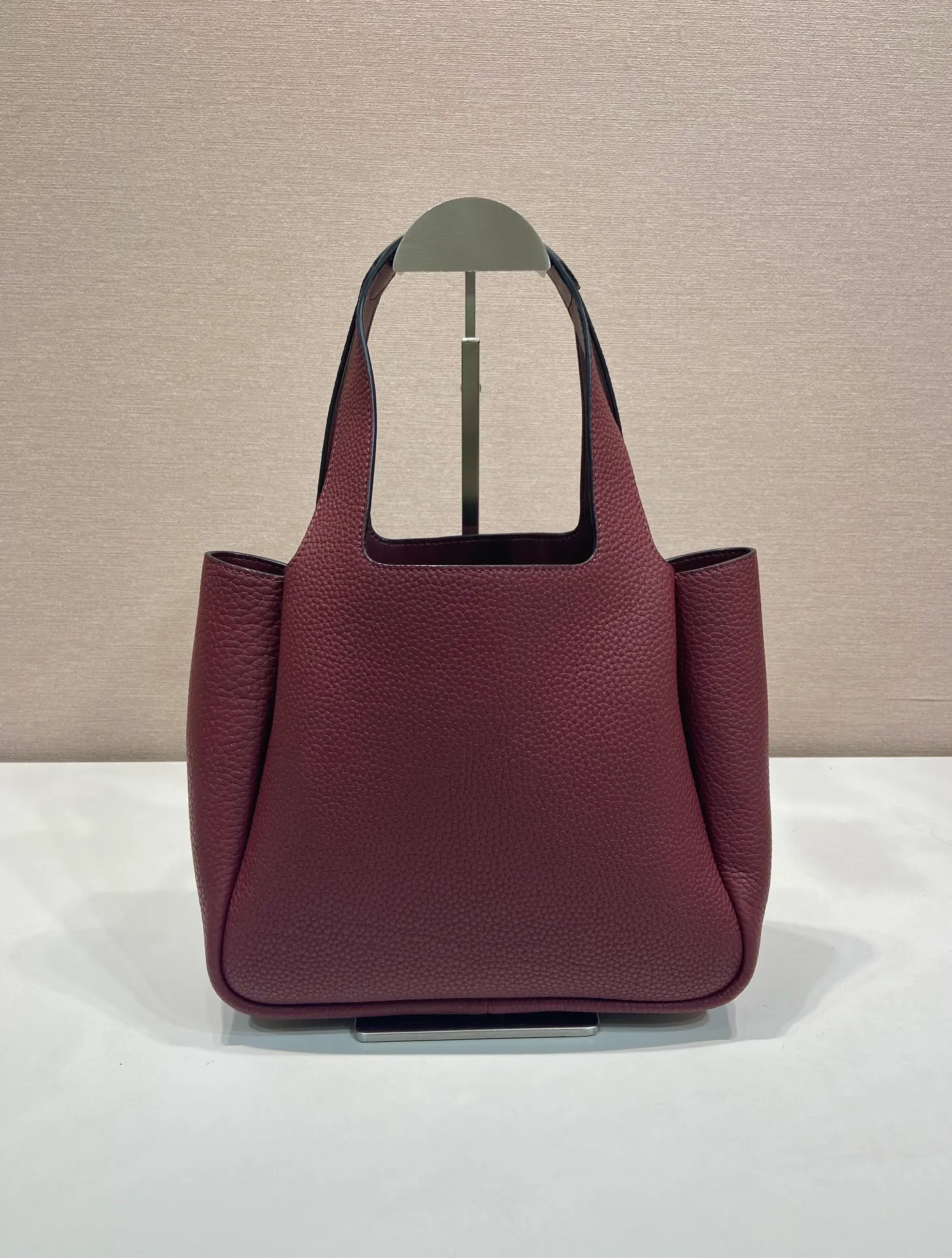 💰1700✨1BG335😘Vegetable Basket😘😘 Made of soft and fine calfskin vegetable basket tote underarm bag, with imported sheepskin inside, top-grade white leather hardware, the overall feel is very soft/lightweight😘😘There are many compartments, it can be carried by hand or used as an underwater bag, and it can be matched with different clothes. So beautiful😘😘Hurry up and get it🙊 Length 25x height 21.5x base 14cm👏👏👏💰💰