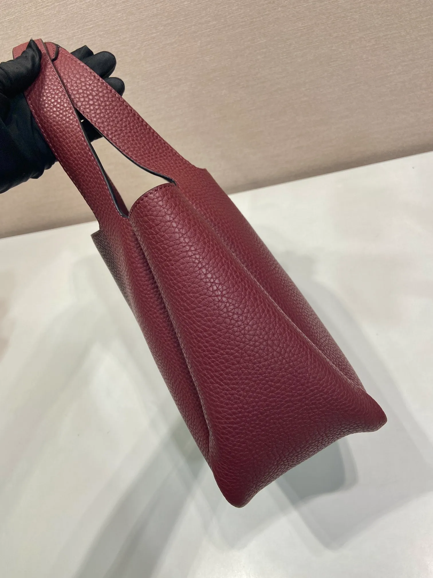 💰1700✨1BG335😘Vegetable Basket😘😘 Made of soft and fine calfskin vegetable basket tote underarm bag, with imported sheepskin inside, top-grade white leather hardware, the overall feel is very soft/lightweight😘😘There are many compartments, it can be carried by hand or used as an underwater bag, and it can be matched with different clothes. So beautiful😘😘Hurry up and get it🙊 Length 25x height 21.5x base 14cm👏👏👏💰💰