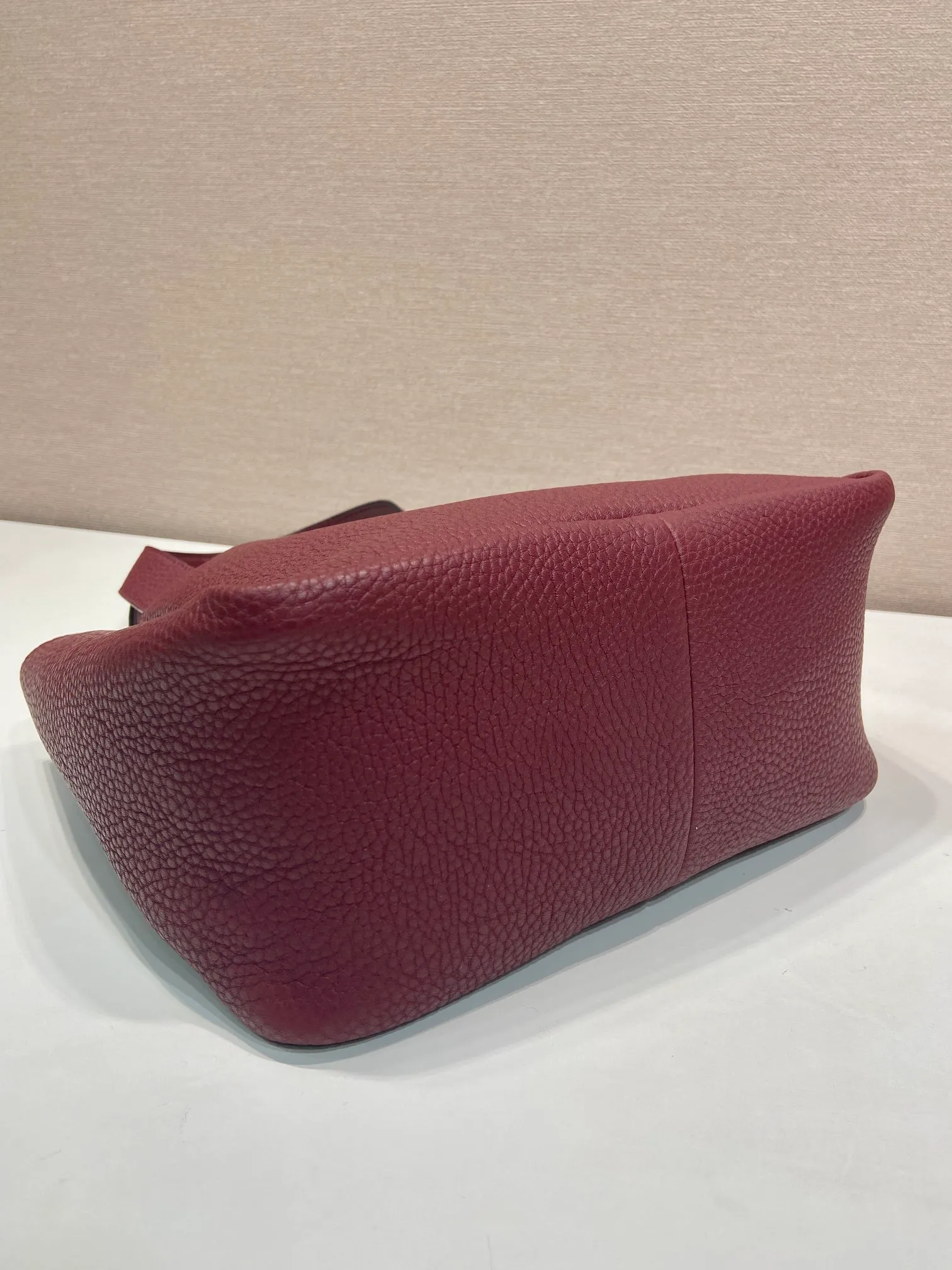 💰1700✨1BG335😘Vegetable Basket😘😘 Made of soft and fine calfskin vegetable basket tote underarm bag, with imported sheepskin inside, top-grade white leather hardware, the overall feel is very soft/lightweight😘😘There are many compartments, it can be carried by hand or used as an underwater bag, and it can be matched with different clothes. So beautiful😘😘Hurry up and get it🙊 Length 25x height 21.5x base 14cm👏👏👏💰💰