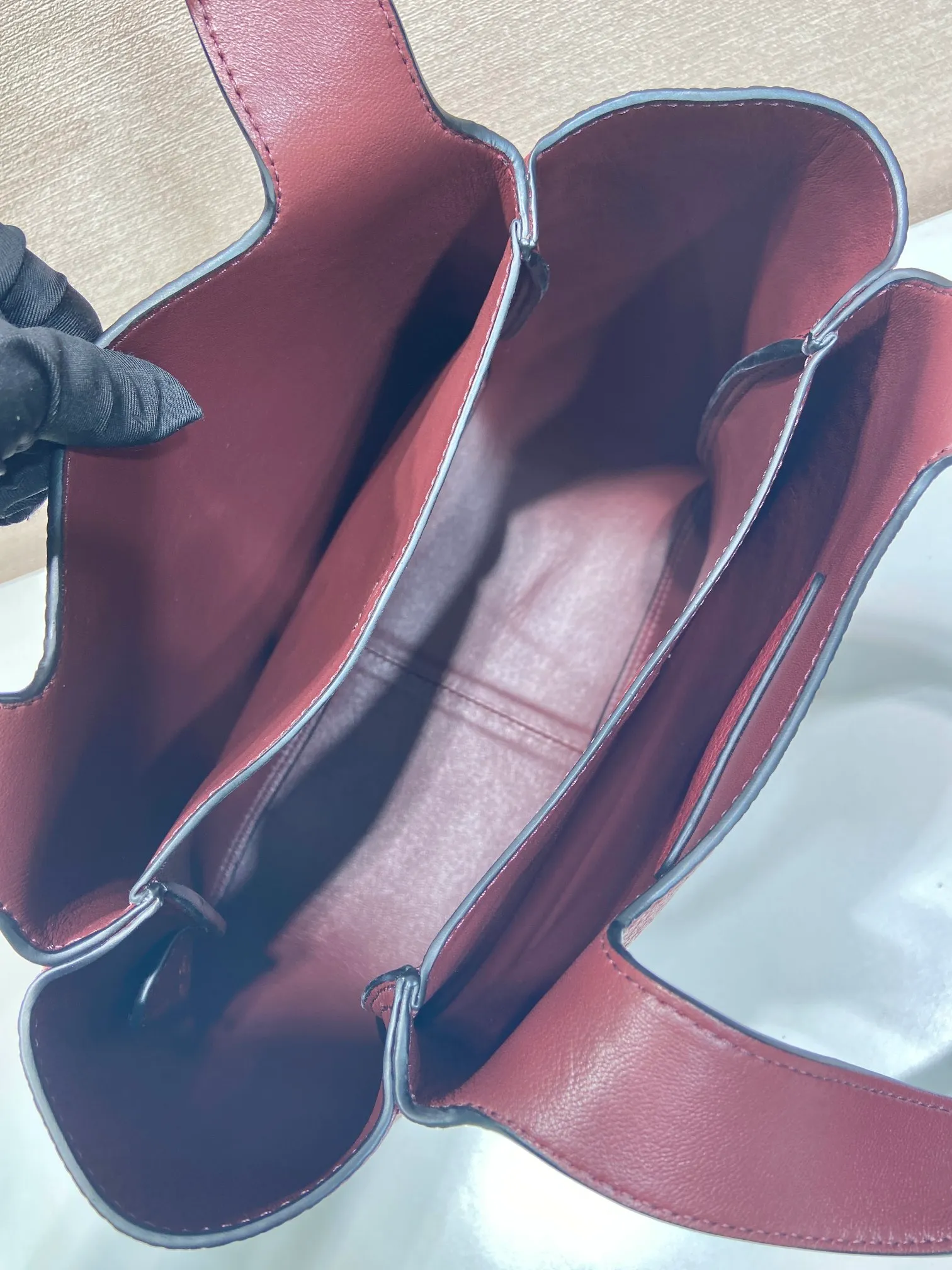💰1700✨1BG335😘Vegetable Basket😘😘 Made of soft and fine calfskin vegetable basket tote underarm bag, with imported sheepskin inside, top-grade white leather hardware, the overall feel is very soft/lightweight😘😘There are many compartments, it can be carried by hand or used as an underwater bag, and it can be matched with different clothes. So beautiful😘😘Hurry up and get it🙊 Length 25x height 21.5x base 14cm👏👏👏💰💰