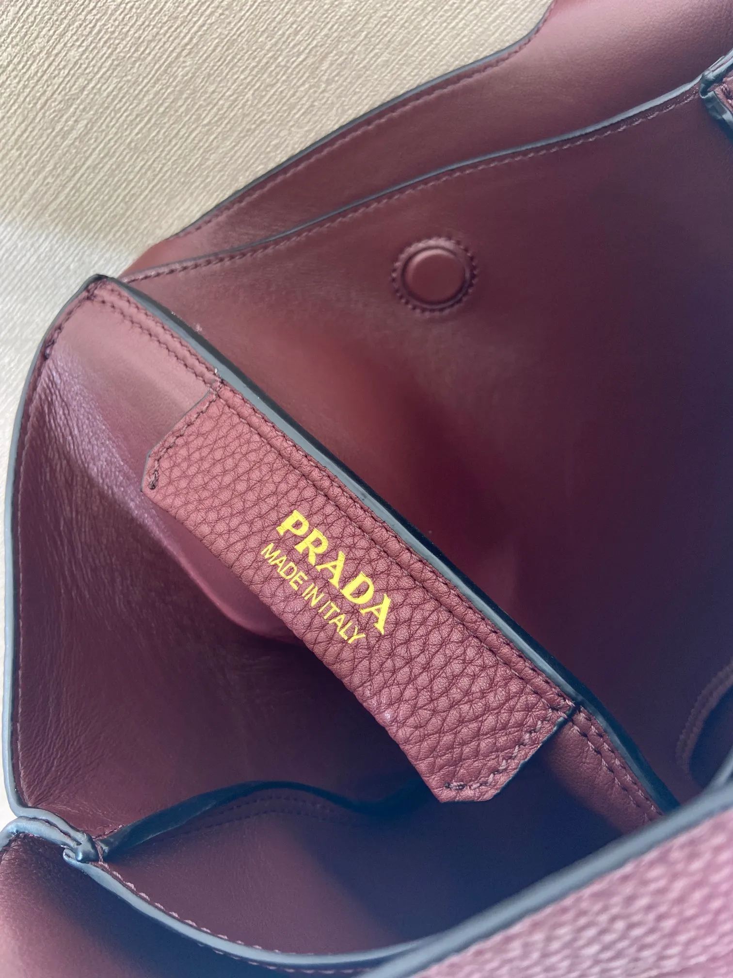 💰1700✨1BG335😘Vegetable Basket😘😘 Made of soft and fine calfskin vegetable basket tote underarm bag, with imported sheepskin inside, top-grade white leather hardware, the overall feel is very soft/lightweight😘😘There are many compartments, it can be carried by hand or used as an underwater bag, and it can be matched with different clothes. So beautiful😘😘Hurry up and get it🙊 Length 25x height 21.5x base 14cm👏👏👏💰💰