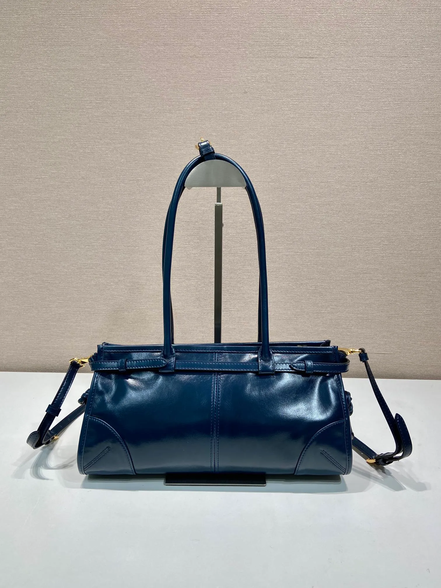 💰1840🎉LusSolf oil wax leather🎉1BA426 small new color🎉🎉 This hand-held crossbody bag is made of imported waxed leather. Its shiny color exudes a classic atmosphere. It is equipped with a detachable and adjustable long shoulder strap, which is convenient for matching on different occasions. It has a very large capacity and is easy to use. It is definitely a must-have for fashionistas. Hurry up and take this retro-style handbag home! Length 32x Height 15.5x Bottom 12cm🎉🎉🎉👏👏👏