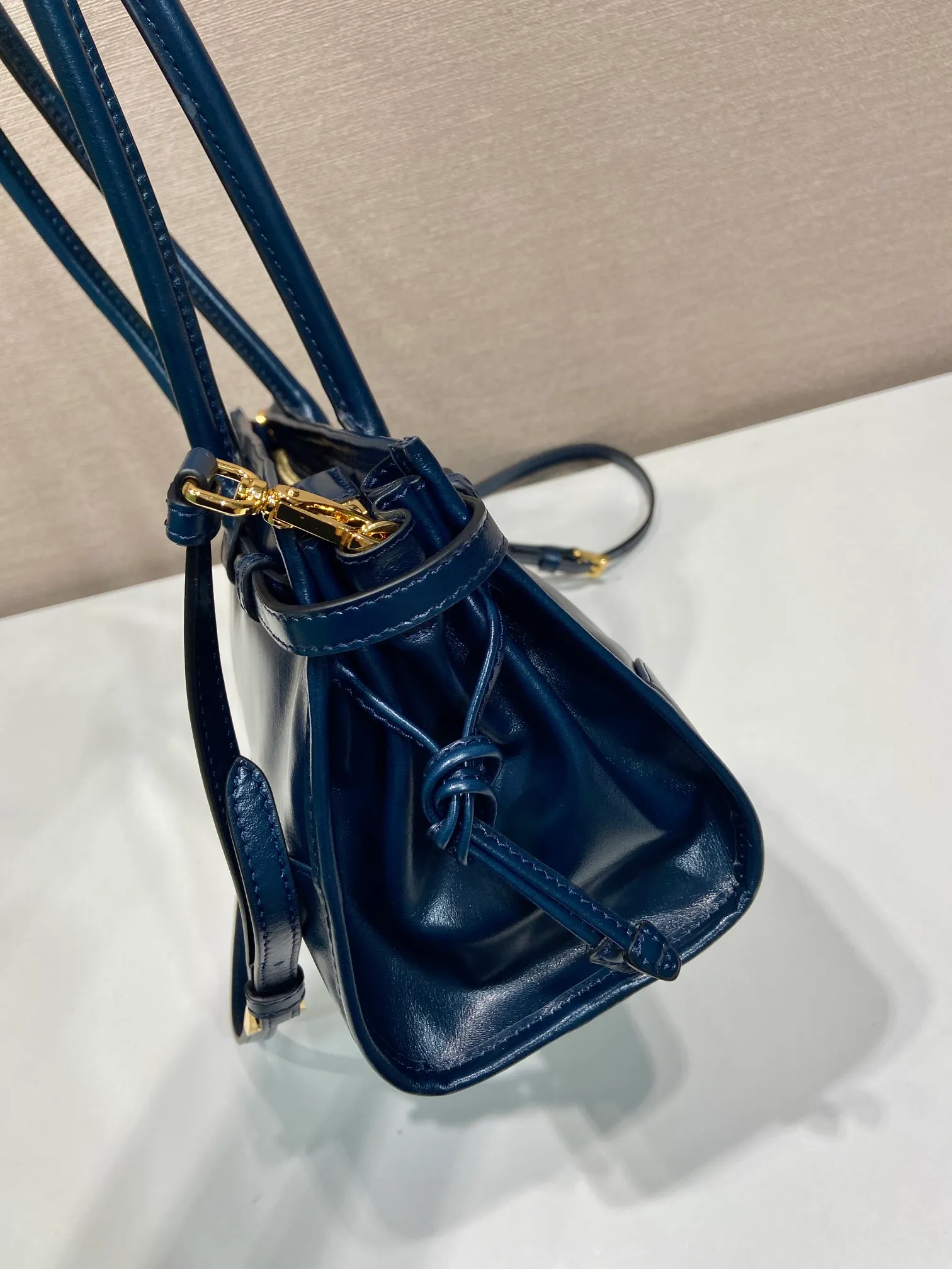 💰1840🎉LusSolf oil wax leather🎉1BA426 small new color🎉🎉 This hand-held crossbody bag is made of imported waxed leather. Its shiny color exudes a classic atmosphere. It is equipped with a detachable and adjustable long shoulder strap, which is convenient for matching on different occasions. It has a very large capacity and is easy to use. It is definitely a must-have for fashionistas. Hurry up and take this retro-style handbag home! Length 32x Height 15.5x Bottom 12cm🎉🎉🎉👏👏👏