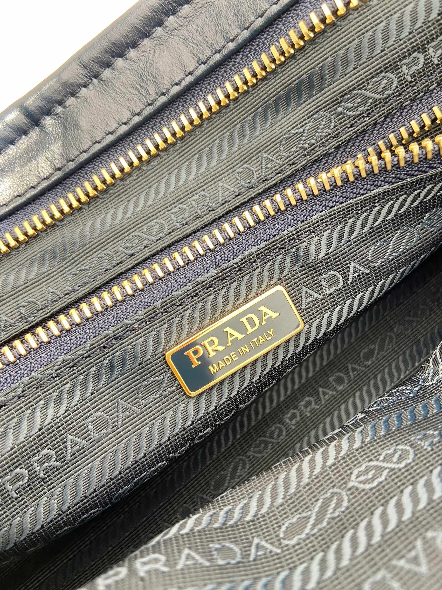 💰1840🎉LusSolf oil wax leather🎉1BA426 small new color🎉🎉 This hand-held crossbody bag is made of imported waxed leather. Its shiny color exudes a classic atmosphere. It is equipped with a detachable and adjustable long shoulder strap, which is convenient for matching on different occasions. It has a very large capacity and is easy to use. It is definitely a must-have for fashionistas. Hurry up and take this retro-style handbag home! Length 32x Height 15.5x Bottom 12cm🎉🎉🎉👏👏👏