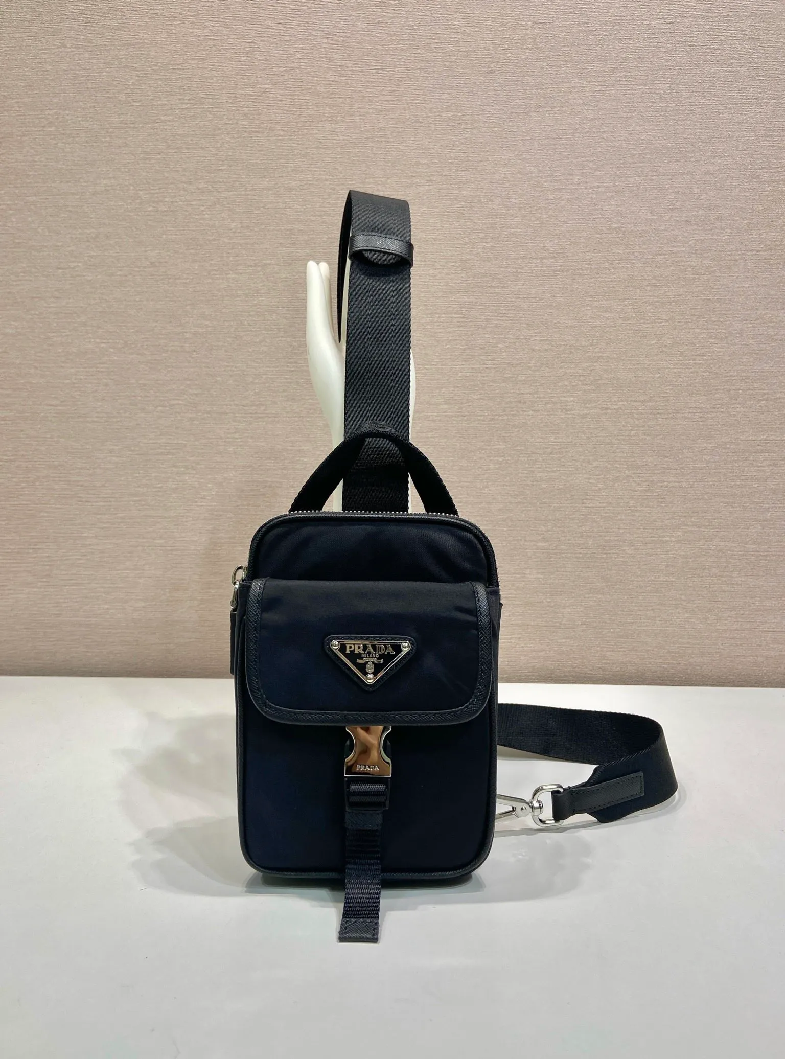 💰900🎉New mobile phone chest bag🎉2ZH194🎉🎉 This smart phone case adopts a versatile modern design, decorated with a triangular logo, made of recycled nylon and Saffiano leather, and can be carried by hand. The front buckle pocket design is another popular style that will never go out of style🎉🎉 Length 11.5x height 17x clothing 4.5cm🎉🎉🎉💰💰💰