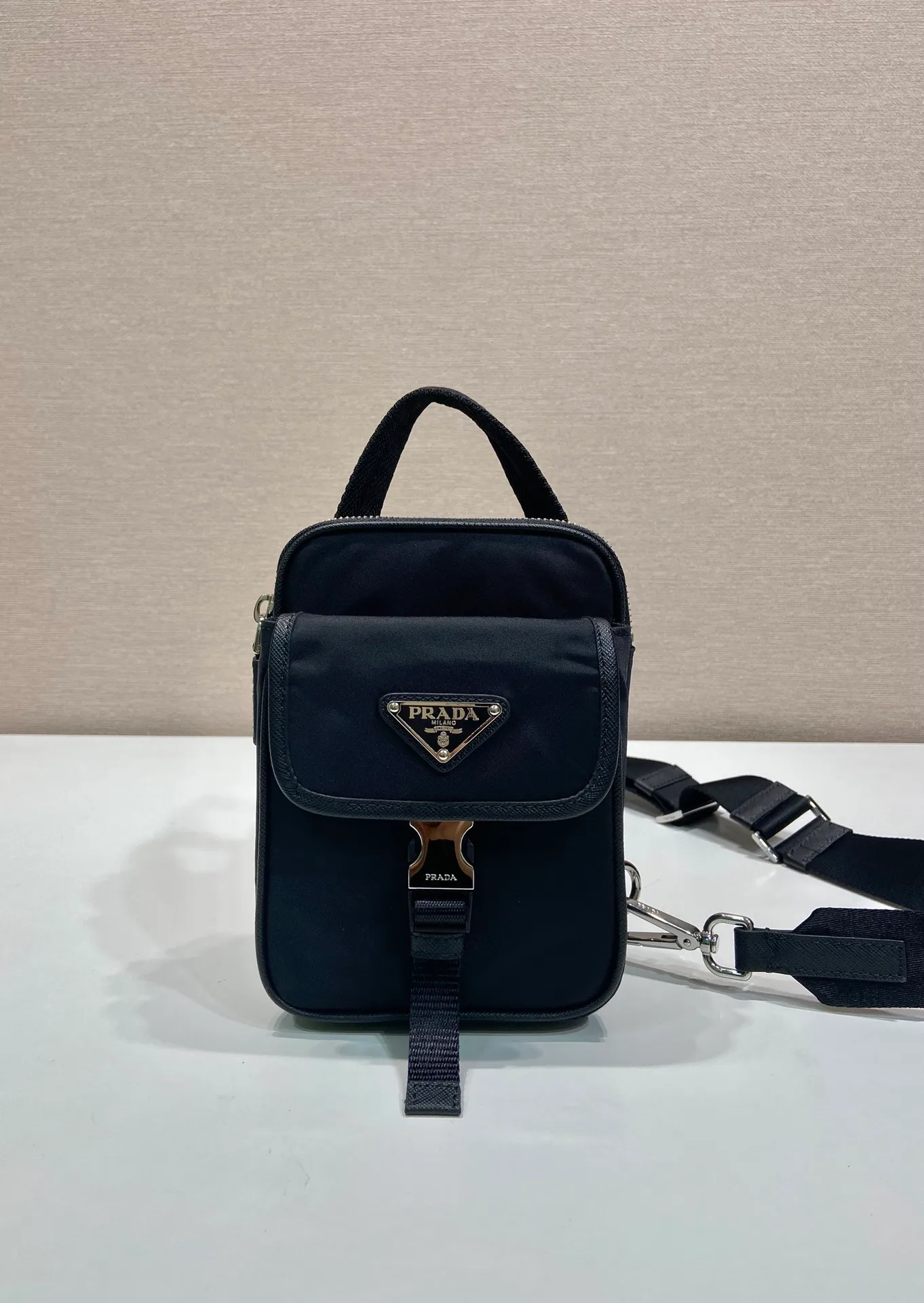 💰900🎉New mobile phone chest bag🎉2ZH194🎉🎉 This smart phone case adopts a versatile modern design, decorated with a triangular logo, made of recycled nylon and Saffiano leather, and can be carried by hand. The front buckle pocket design is another popular style that will never go out of style🎉🎉 Length 11.5x height 17x clothing 4.5cm🎉🎉🎉💰💰💰