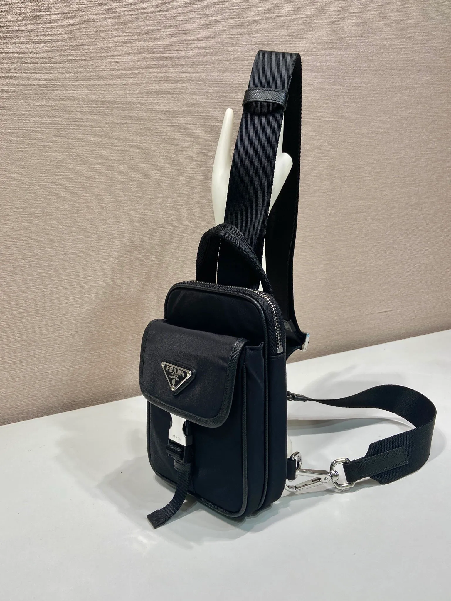 💰900🎉New mobile phone chest bag🎉2ZH194🎉🎉 This smart phone case adopts a versatile modern design, decorated with a triangular logo, made of recycled nylon and Saffiano leather, and can be carried by hand. The front buckle pocket design is another popular style that will never go out of style🎉🎉 Length 11.5x height 17x clothing 4.5cm🎉🎉🎉💰💰💰