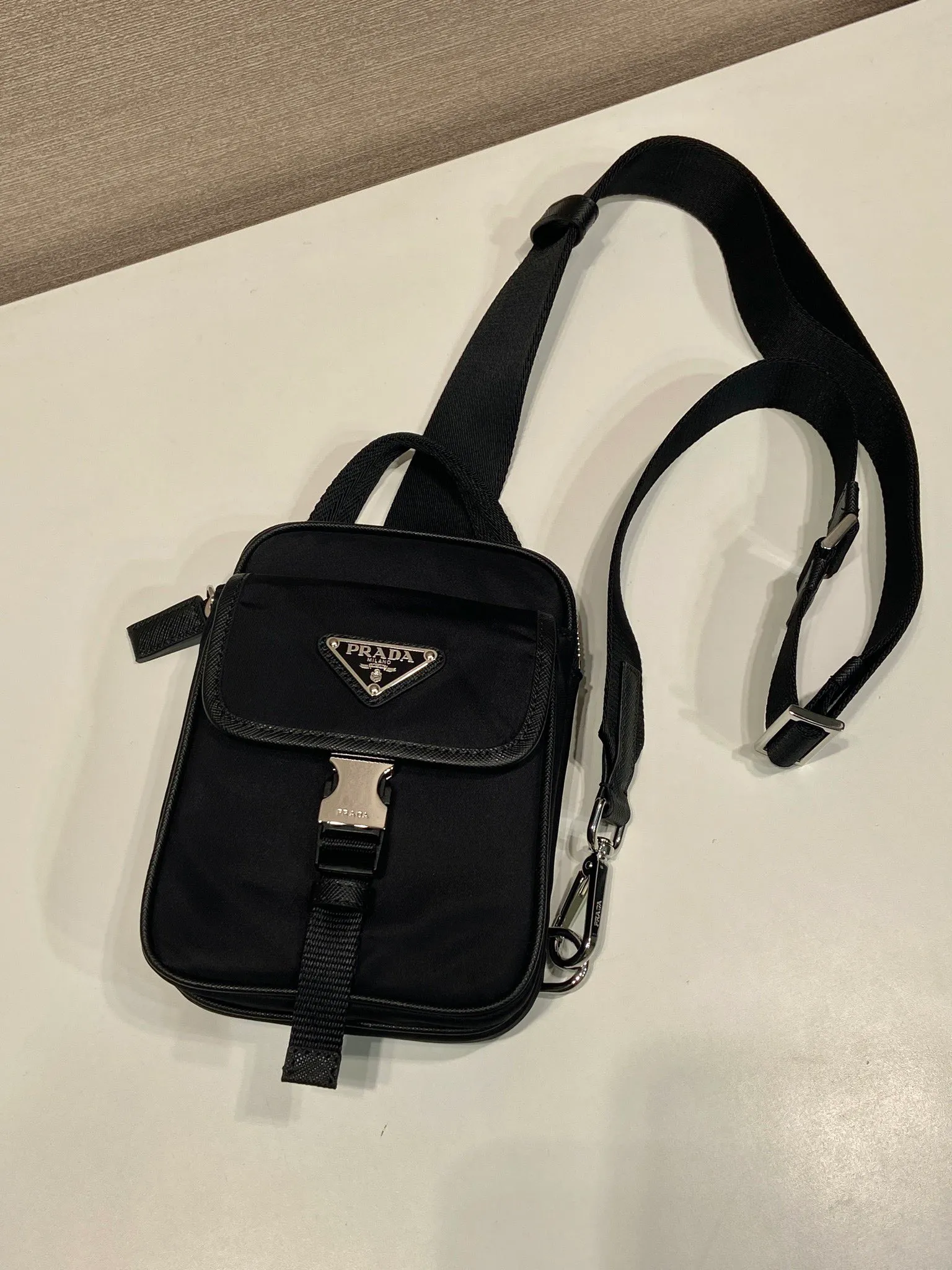 💰900🎉New mobile phone chest bag🎉2ZH194🎉🎉 This smart phone case adopts a versatile modern design, decorated with a triangular logo, made of recycled nylon and Saffiano leather, and can be carried by hand. The front buckle pocket design is another popular style that will never go out of style🎉🎉 Length 11.5x height 17x clothing 4.5cm🎉🎉🎉💰💰💰