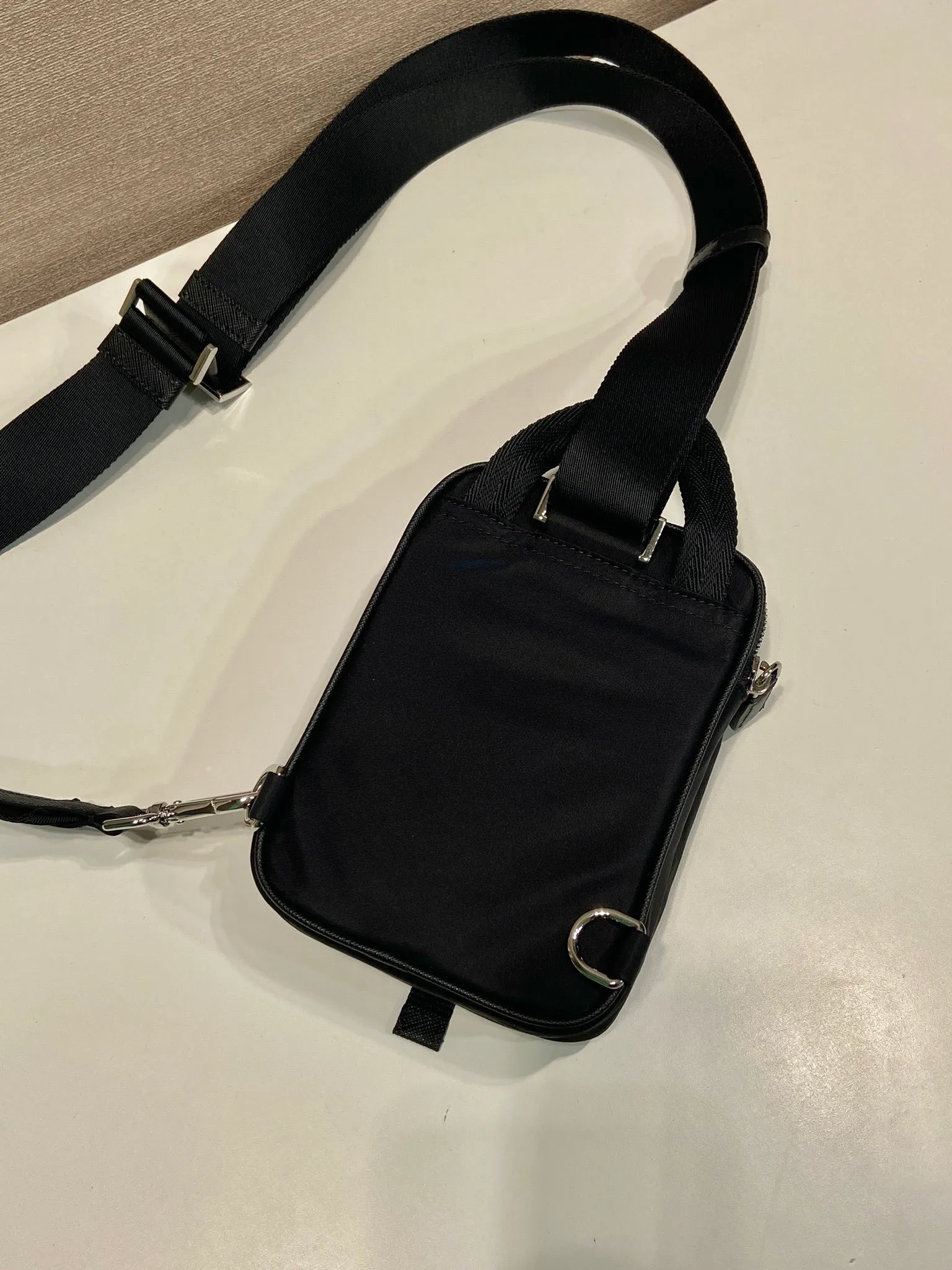 💰900🎉New mobile phone chest bag🎉2ZH194🎉🎉 This smart phone case adopts a versatile modern design, decorated with a triangular logo, made of recycled nylon and Saffiano leather, and can be carried by hand. The front buckle pocket design is another popular style that will never go out of style🎉🎉 Length 11.5x height 17x clothing 4.5cm🎉🎉🎉💰💰💰