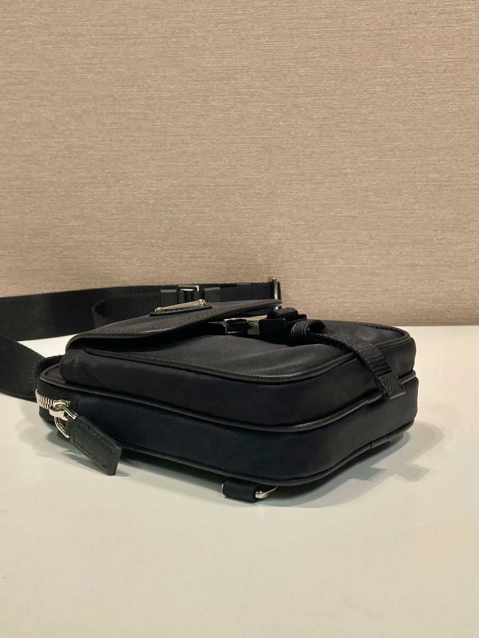 💰900🎉New mobile phone chest bag🎉2ZH194🎉🎉 This smart phone case adopts a versatile modern design, decorated with a triangular logo, made of recycled nylon and Saffiano leather, and can be carried by hand. The front buckle pocket design is another popular style that will never go out of style🎉🎉 Length 11.5x height 17x clothing 4.5cm🎉🎉🎉💰💰💰
