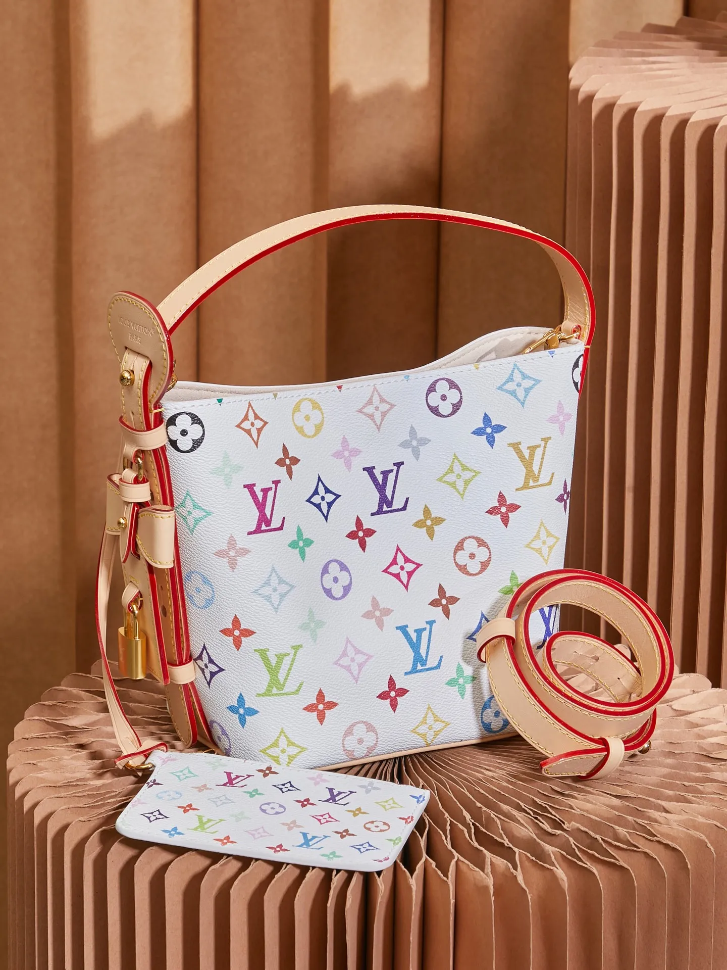 P¥1240👉nfc163C01 dynamic chip👈 [100% MB special grade, all steel hardware, imported fabrics] This All In BB handbag conveys the fun style of the Louis Vuitton x Murakami reissue series with smart details. Monogram coated canvas is rendered in the artist's rainbow of hues, and the nameplate is embellished with bows and padlocks. With the adjustable cowhide handle and leather shoulder strap, it can be carried by hand, shoulder or cross-body. Monogram coated canvas - Calfskin leather trim - Fabric lining - Metal hardware - Magnetic and hook closure - Removable zippered interior pocket with a brand name - Padlock for smartphone, keys, headphones and Zippy wallet - Shoulder strap: non-detachable, adjustable! ! Model: M13089; Size: 16x18x12CM