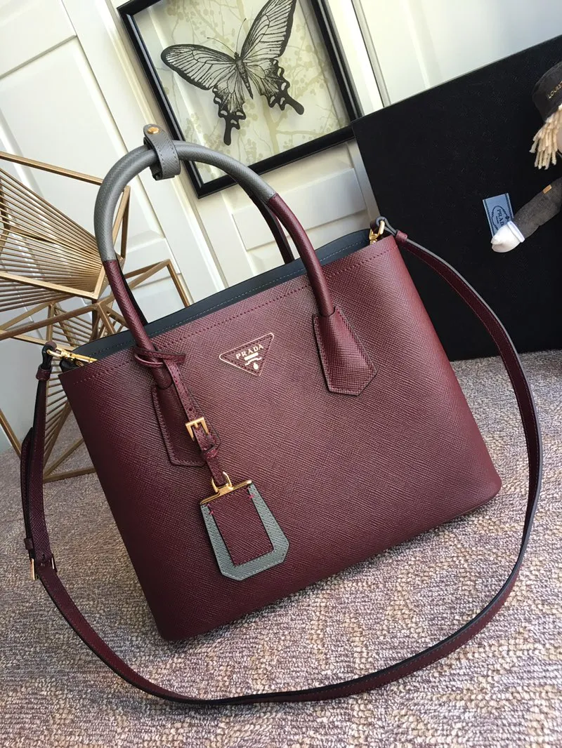 💰2040, P’s classic model 1BG775 burgundy, arrived in [color][color][color], fully upgraded, using imported thick cross-grain cow + contrasting calf leather inside, top brushed hardware, color matching handle, 175 OEM code, a timeless shopping bag [naughty][naughty][naughty], fashionable and generous, length 33x height 24.5x bottom 14cm