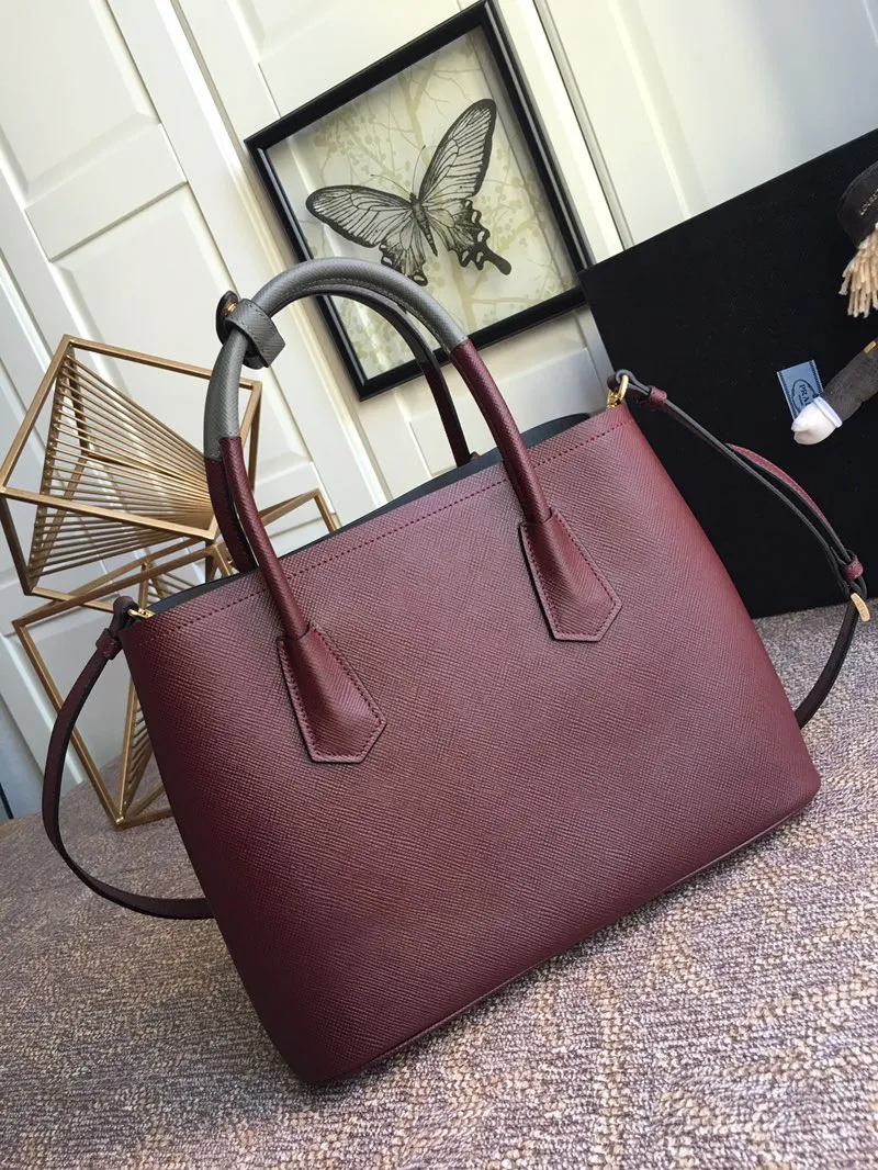 💰2040, P’s classic model 1BG775 burgundy, arrived in [color][color][color], fully upgraded, using imported thick cross-grain cow + contrasting calf leather inside, top brushed hardware, color matching handle, 175 OEM code, a timeless shopping bag [naughty][naughty][naughty], fashionable and generous, length 33x height 24.5x bottom 14cm