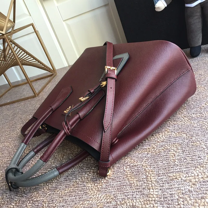 💰2040, P’s classic model 1BG775 burgundy, arrived in [color][color][color], fully upgraded, using imported thick cross-grain cow + contrasting calf leather inside, top brushed hardware, color matching handle, 175 OEM code, a timeless shopping bag [naughty][naughty][naughty], fashionable and generous, length 33x height 24.5x bottom 14cm