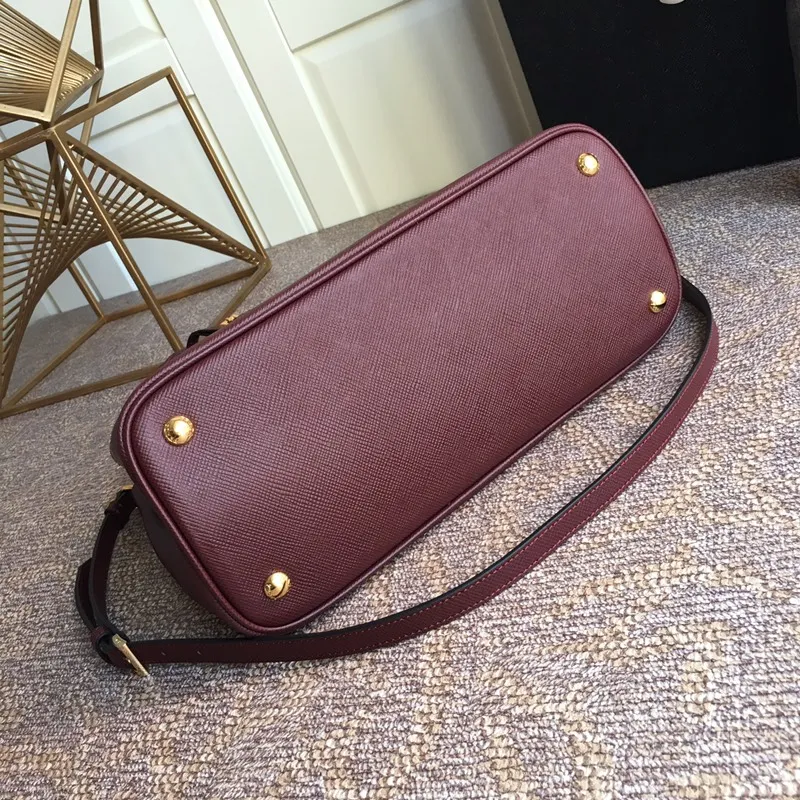 💰2040, P’s classic model 1BG775 burgundy, arrived in [color][color][color], fully upgraded, using imported thick cross-grain cow + contrasting calf leather inside, top brushed hardware, color matching handle, 175 OEM code, a timeless shopping bag [naughty][naughty][naughty], fashionable and generous, length 33x height 24.5x bottom 14cm