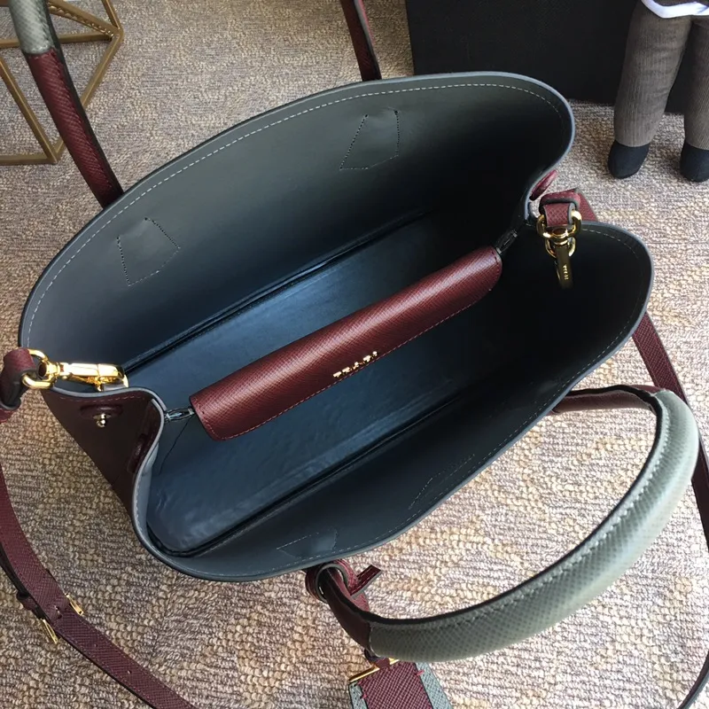 💰2040, P’s classic model 1BG775 burgundy, arrived in [color][color][color], fully upgraded, using imported thick cross-grain cow + contrasting calf leather inside, top brushed hardware, color matching handle, 175 OEM code, a timeless shopping bag [naughty][naughty][naughty], fashionable and generous, length 33x height 24.5x bottom 14cm