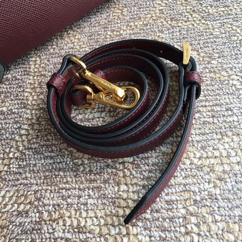 💰2040, P’s classic model 1BG775 burgundy, arrived in [color][color][color], fully upgraded, using imported thick cross-grain cow + contrasting calf leather inside, top brushed hardware, color matching handle, 175 OEM code, a timeless shopping bag [naughty][naughty][naughty], fashionable and generous, length 33x height 24.5x bottom 14cm