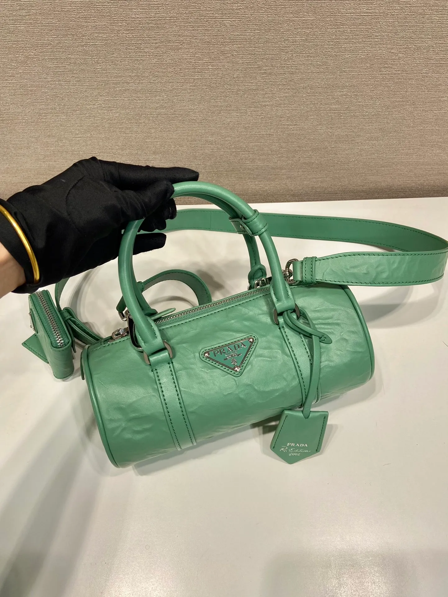 💰1520🎉New pillow bag🎉1BA389 runway style🎉🎉 This casual and classic handbag is made of soft sheepskin inside and out. The hand-made pleat effect is particularly fashionable. It is equipped with a detachable long shoulder strap and a small coin purse. The body is equipped with a front pocket design and large capacity. It was also unveiled in the 2023 spring and summer series fashion show. The upper body effect must be eye-catching. Babies, hurry up and get it🎉🎉 Length 22x Height 10x Bottom 9cm