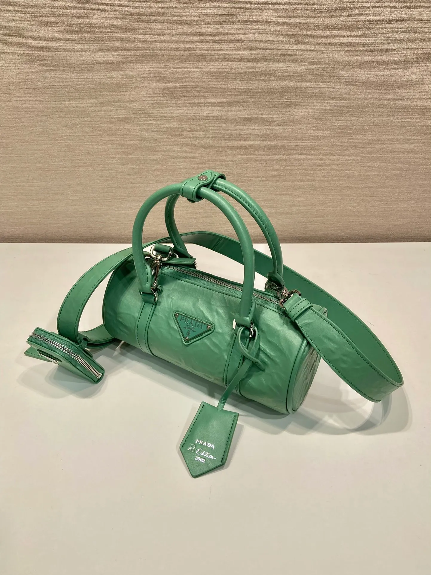 💰1520🎉New pillow bag🎉1BA389 runway style🎉🎉 This casual and classic handbag is made of soft sheepskin inside and out. The hand-made pleat effect is particularly fashionable. It is equipped with a detachable long shoulder strap and a small coin purse. The body is equipped with a front pocket design and large capacity. It was also unveiled in the 2023 spring and summer series fashion show. The upper body effect must be eye-catching. Babies, hurry up and get it🎉🎉 Length 22x Height 10x Bottom 9cm
