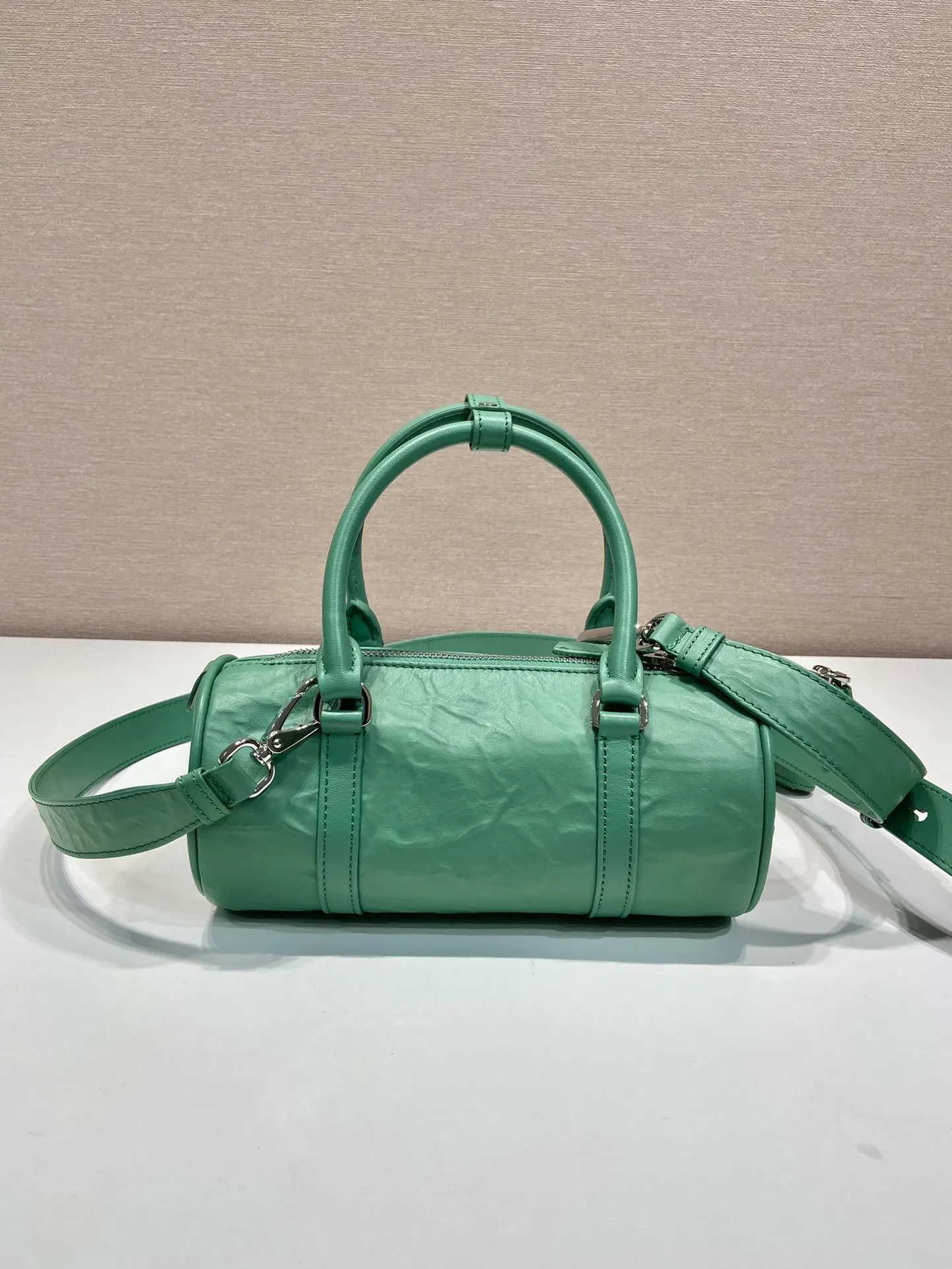 💰1520🎉New pillow bag🎉1BA389 runway style🎉🎉 This casual and classic handbag is made of soft sheepskin inside and out. The hand-made pleat effect is particularly fashionable. It is equipped with a detachable long shoulder strap and a small coin purse. The body is equipped with a front pocket design and large capacity. It was also unveiled in the 2023 spring and summer series fashion show. The upper body effect must be eye-catching. Babies, hurry up and get it🎉🎉 Length 22x Height 10x Bottom 9cm