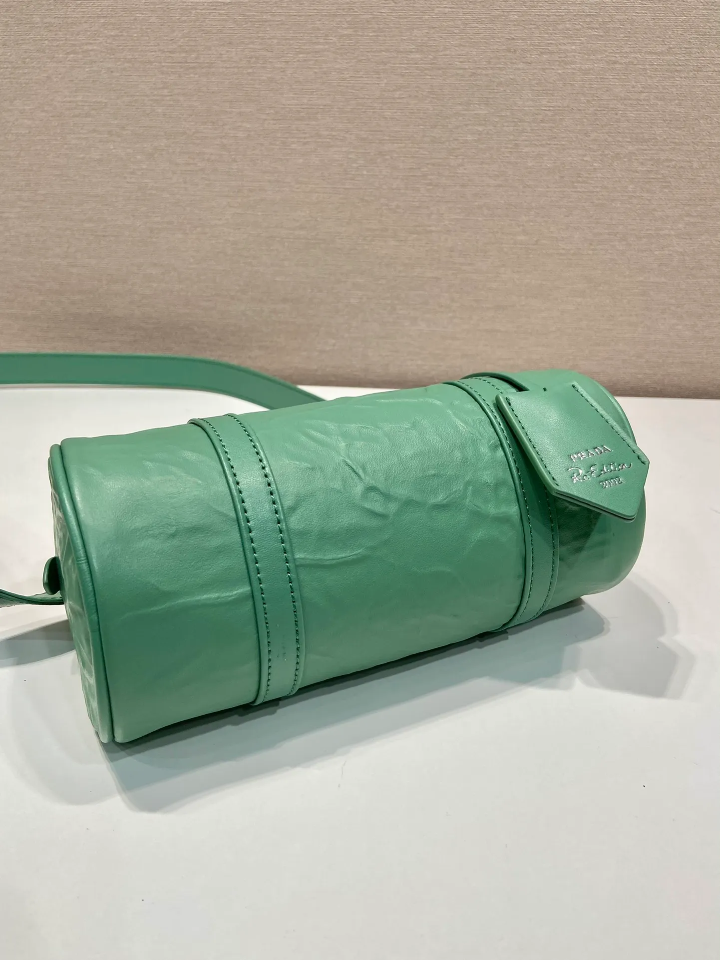💰1520🎉New pillow bag🎉1BA389 runway style🎉🎉 This casual and classic handbag is made of soft sheepskin inside and out. The hand-made pleat effect is particularly fashionable. It is equipped with a detachable long shoulder strap and a small coin purse. The body is equipped with a front pocket design and large capacity. It was also unveiled in the 2023 spring and summer series fashion show. The upper body effect must be eye-catching. Babies, hurry up and get it🎉🎉 Length 22x Height 10x Bottom 9cm