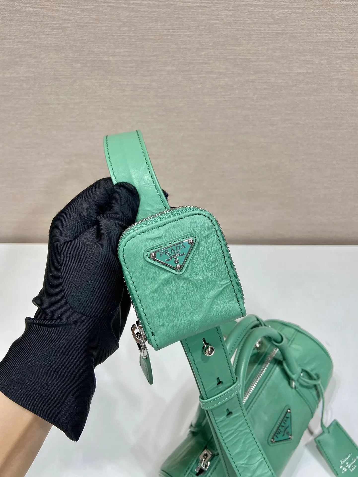 💰1520🎉New pillow bag🎉1BA389 runway style🎉🎉 This casual and classic handbag is made of soft sheepskin inside and out. The hand-made pleat effect is particularly fashionable. It is equipped with a detachable long shoulder strap and a small coin purse. The body is equipped with a front pocket design and large capacity. It was also unveiled in the 2023 spring and summer series fashion show. The upper body effect must be eye-catching. Babies, hurry up and get it🎉🎉 Length 22x Height 10x Bottom 9cm