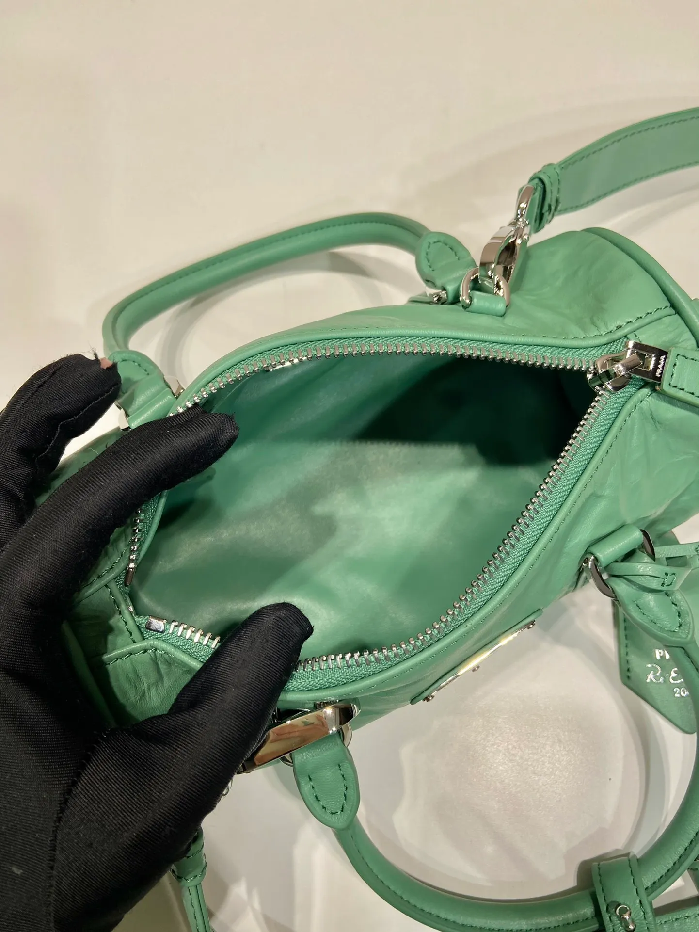 💰1520🎉New pillow bag🎉1BA389 runway style🎉🎉 This casual and classic handbag is made of soft sheepskin inside and out. The hand-made pleat effect is particularly fashionable. It is equipped with a detachable long shoulder strap and a small coin purse. The body is equipped with a front pocket design and large capacity. It was also unveiled in the 2023 spring and summer series fashion show. The upper body effect must be eye-catching. Babies, hurry up and get it🎉🎉 Length 22x Height 10x Bottom 9cm