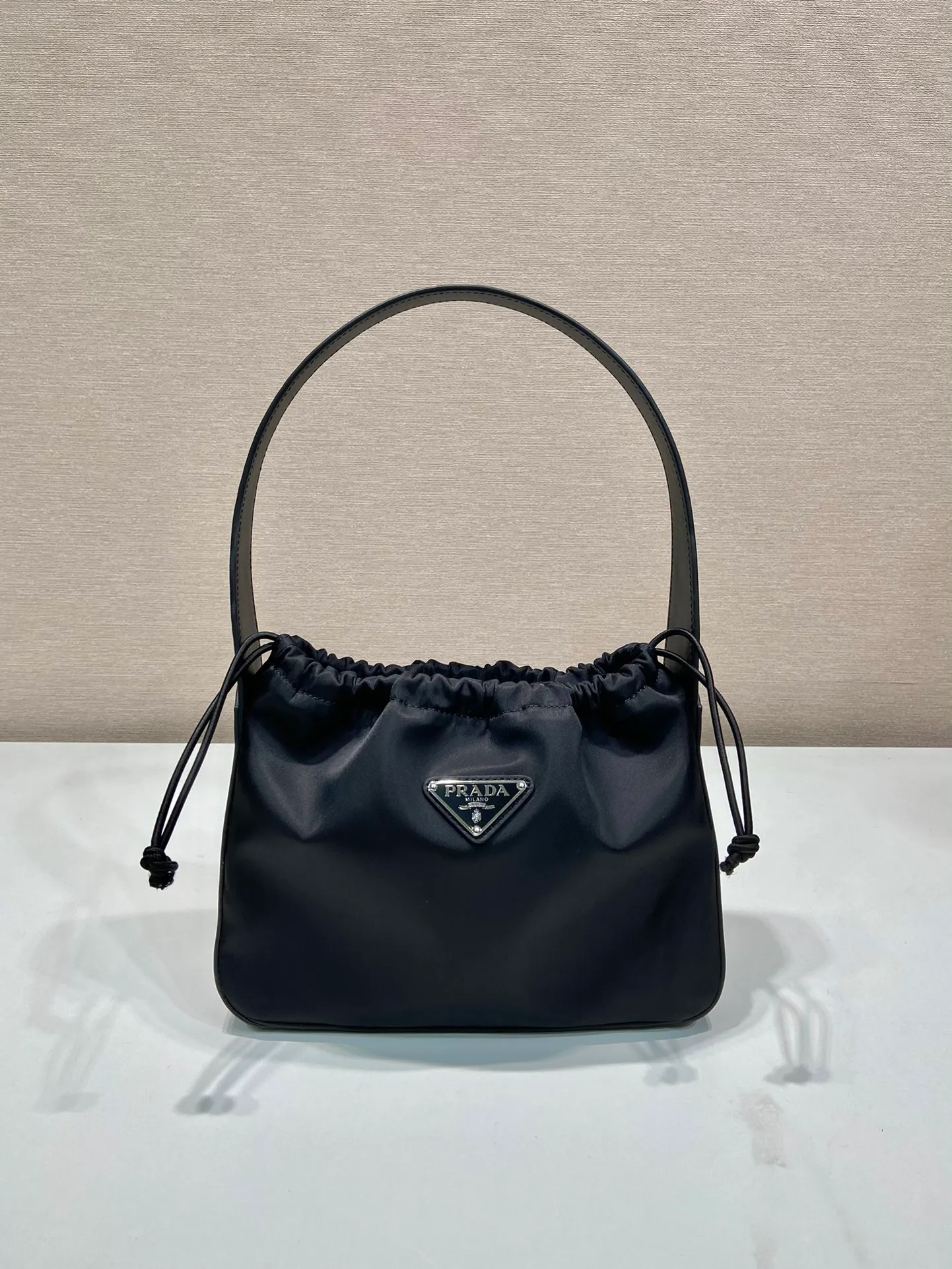 💰1020🎉Drawstring underarm bag🎉B6249 small/medium-hand bag🎉🎉 This new drawstring underarm bag is made of imported nylon fabric and calfskin. The shoulder straps and bottom/body of the bag are all calfskin. The drawstring design at the bag mouth looks extremely fashionable and beautiful. It has a large space, is simple and elegant, and is a popular second-hand style that will never go out of style🎉🎉 Length 23c height 18x bottom 8cm🎉🎉🎉👏👏👏