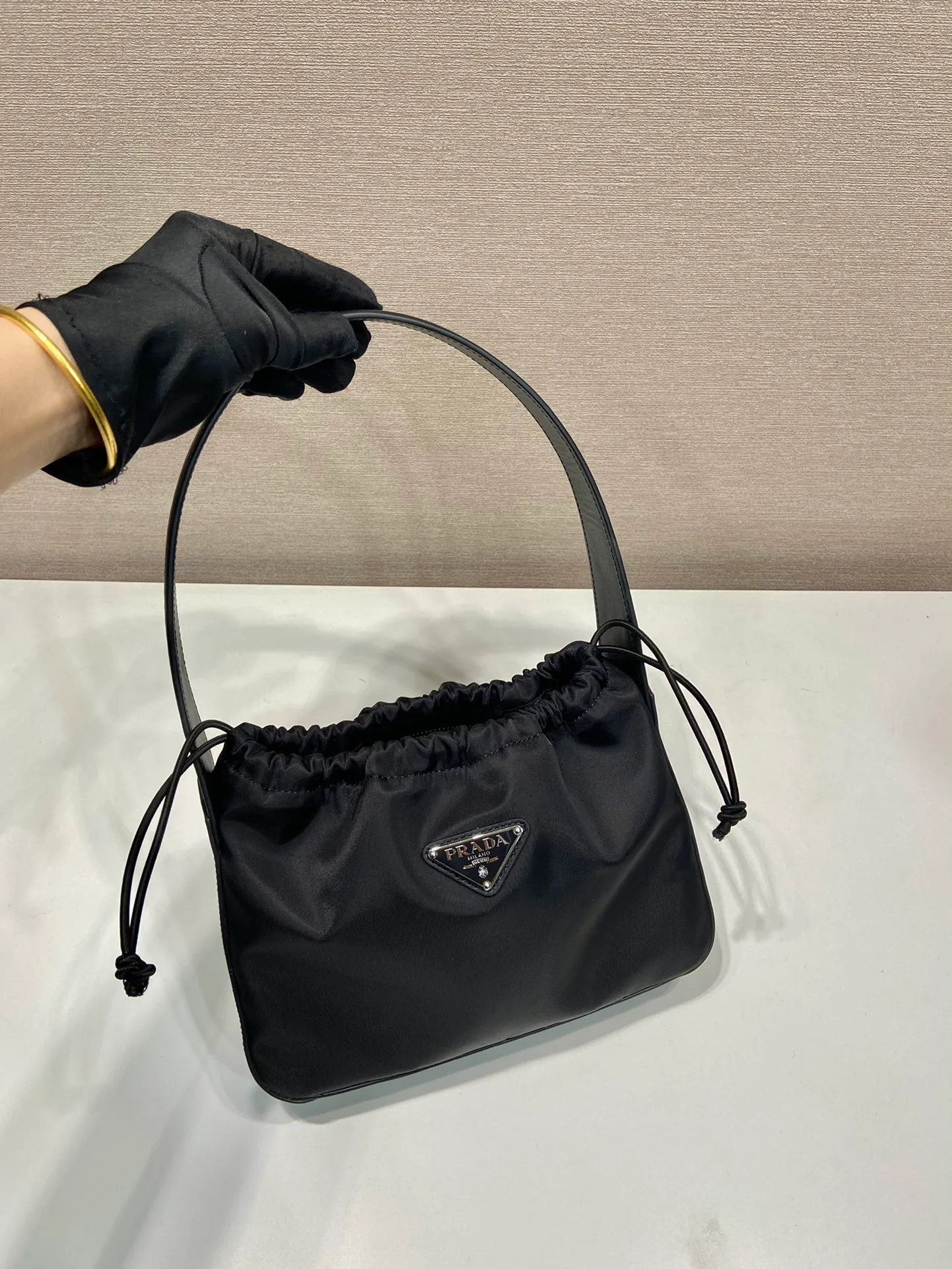💰1020🎉Drawstring underarm bag🎉B6249 small/medium-hand bag🎉🎉 This new drawstring underarm bag is made of imported nylon fabric and calfskin. The shoulder straps and bottom/body of the bag are all calfskin. The drawstring design at the bag mouth looks extremely fashionable and beautiful. It has a large space, is simple and elegant, and is a popular second-hand style that will never go out of style🎉🎉 Length 23c height 18x bottom 8cm🎉🎉🎉👏👏👏