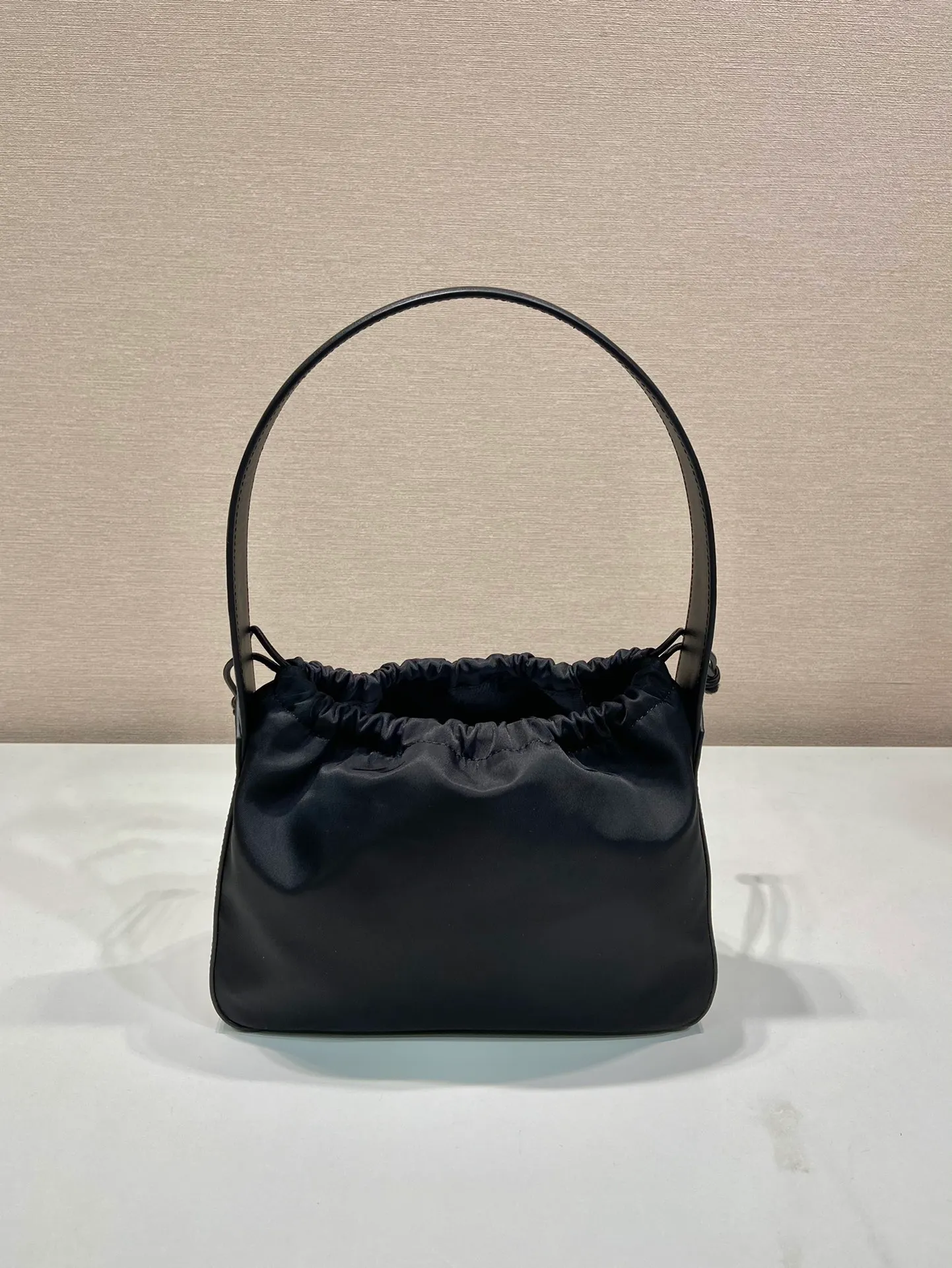 💰1020🎉Drawstring underarm bag🎉B6249 small/medium-hand bag🎉🎉 This new drawstring underarm bag is made of imported nylon fabric and calfskin. The shoulder straps and bottom/body of the bag are all calfskin. The drawstring design at the bag mouth looks extremely fashionable and beautiful. It has a large space, is simple and elegant, and is a popular second-hand style that will never go out of style🎉🎉 Length 23c height 18x bottom 8cm🎉🎉🎉👏👏👏