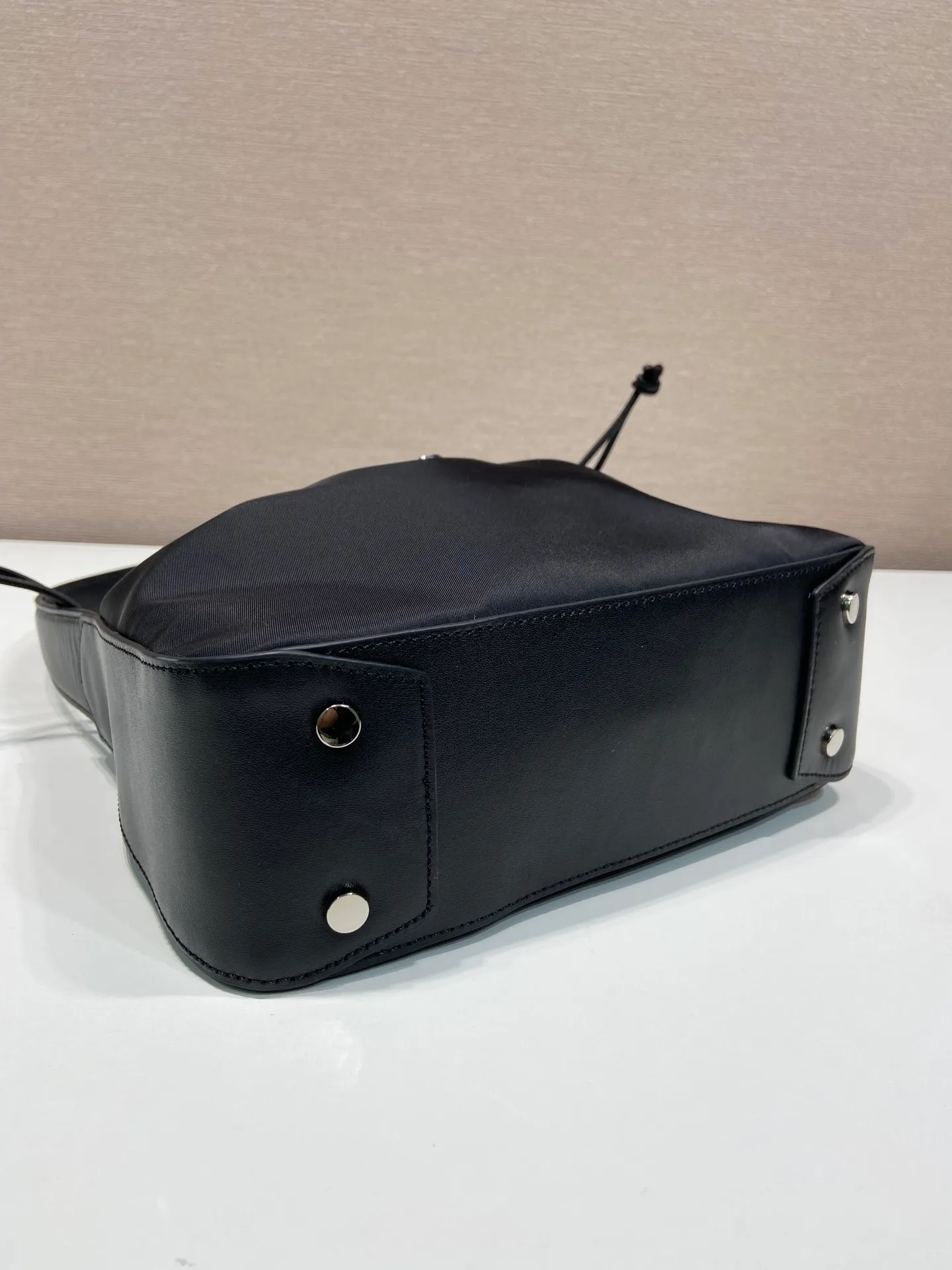💰1020🎉Drawstring underarm bag🎉B6249 small/medium-hand bag🎉🎉 This new drawstring underarm bag is made of imported nylon fabric and calfskin. The shoulder straps and bottom/body of the bag are all calfskin. The drawstring design at the bag mouth looks extremely fashionable and beautiful. It has a large space, is simple and elegant, and is a popular second-hand style that will never go out of style🎉🎉 Length 23c height 18x bottom 8cm🎉🎉🎉👏👏👏
