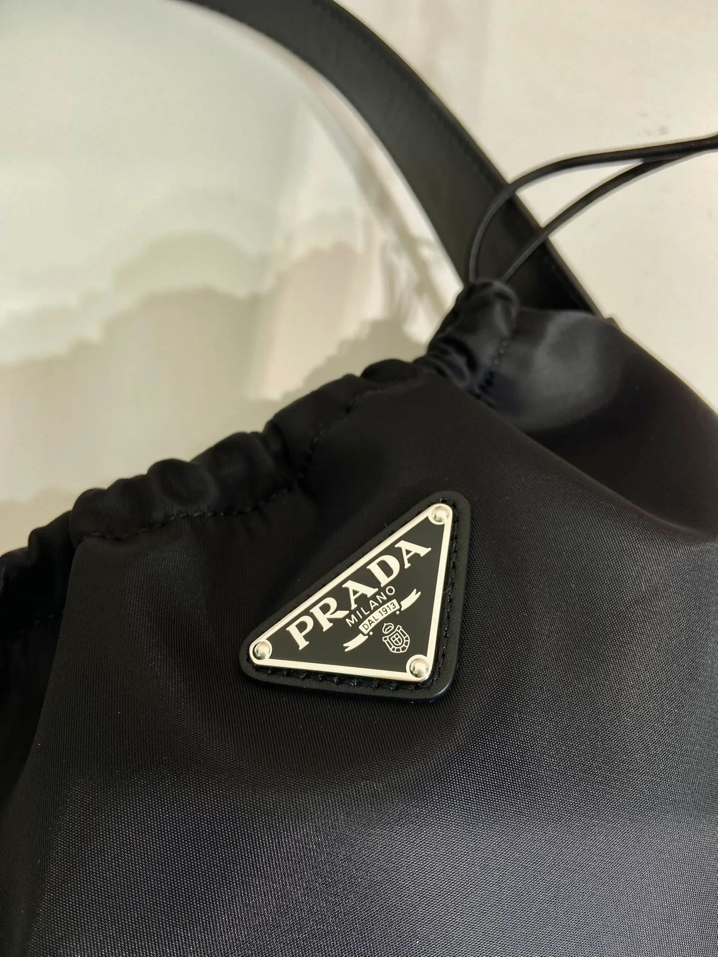 💰1020🎉Drawstring underarm bag🎉B6249 small/medium-hand bag🎉🎉 This new drawstring underarm bag is made of imported nylon fabric and calfskin. The shoulder straps and bottom/body of the bag are all calfskin. The drawstring design at the bag mouth looks extremely fashionable and beautiful. It has a large space, is simple and elegant, and is a popular second-hand style that will never go out of style🎉🎉 Length 23c height 18x bottom 8cm🎉🎉🎉👏👏👏