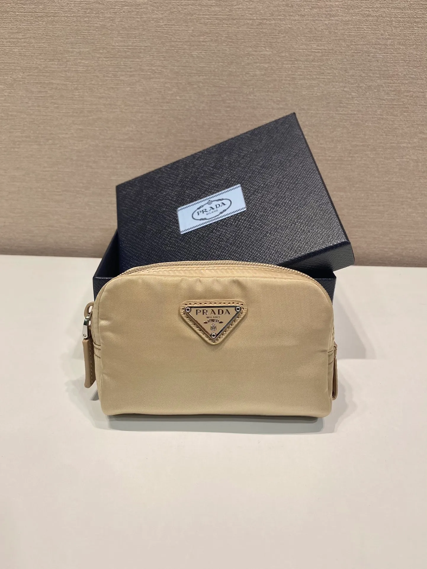 💰280🎉Coin purse🎉1NA339 new product🎉🎉 This clutch bag is made of innovative Prada Re-Nylon regenerated nylon. The bag has a zipper design, the inner bag is equipped with a zipper pocket, top-grade hardware, large capacity, cards/car keys🔑/lipstick💄/all no problem, babies, the little handbag you have been longing for has arrived👏👏 Length 12x Height 8x Bottom 3.5cm