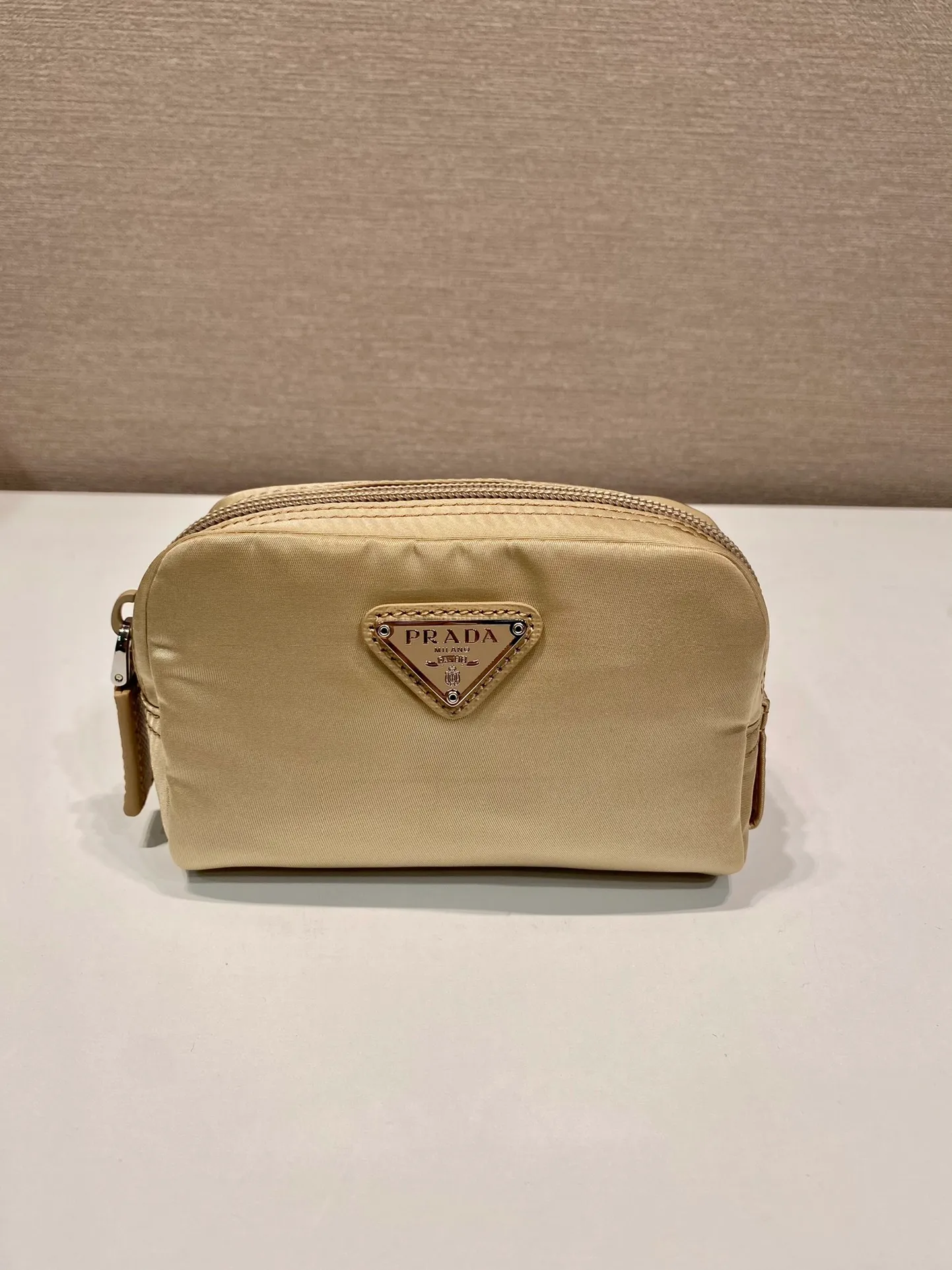 💰280🎉Coin purse🎉1NA339 new product🎉🎉 This clutch bag is made of innovative Prada Re-Nylon regenerated nylon. The bag has a zipper design, the inner bag is equipped with a zipper pocket, top-grade hardware, large capacity, cards/car keys🔑/lipstick💄/all no problem, babies, the little handbag you have been longing for has arrived👏👏 Length 12x Height 8x Bottom 3.5cm