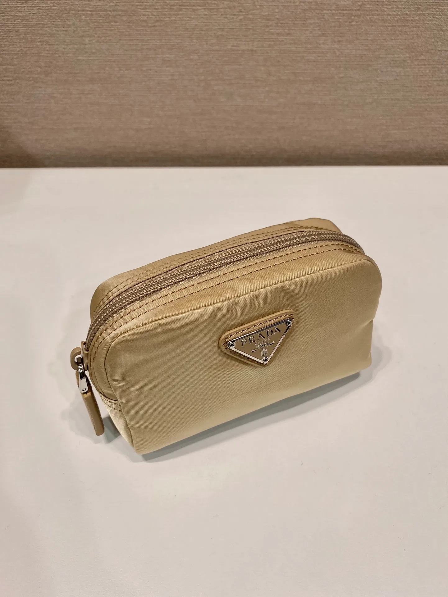 💰280🎉Coin purse🎉1NA339 new product🎉🎉 This clutch bag is made of innovative Prada Re-Nylon regenerated nylon. The bag has a zipper design, the inner bag is equipped with a zipper pocket, top-grade hardware, large capacity, cards/car keys🔑/lipstick💄/all no problem, babies, the little handbag you have been longing for has arrived👏👏 Length 12x Height 8x Bottom 3.5cm