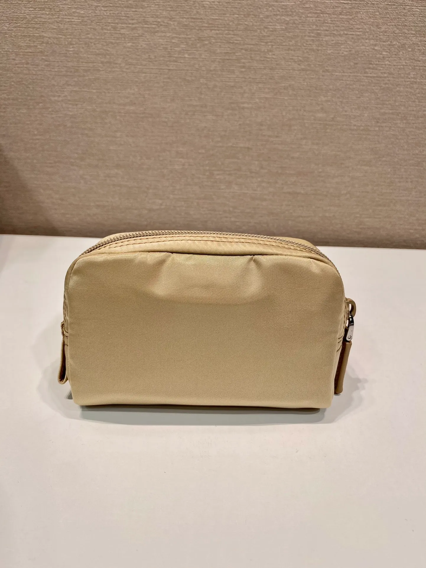 💰280🎉Coin purse🎉1NA339 new product🎉🎉 This clutch bag is made of innovative Prada Re-Nylon regenerated nylon. The bag has a zipper design, the inner bag is equipped with a zipper pocket, top-grade hardware, large capacity, cards/car keys🔑/lipstick💄/all no problem, babies, the little handbag you have been longing for has arrived👏👏 Length 12x Height 8x Bottom 3.5cm