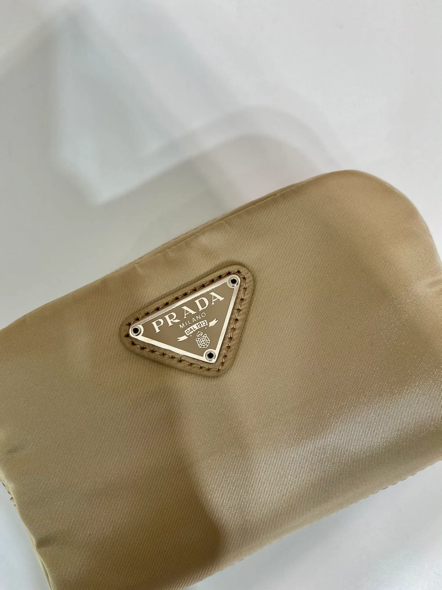 💰280🎉Coin purse🎉1NA339 new product🎉🎉 This clutch bag is made of innovative Prada Re-Nylon regenerated nylon. The bag has a zipper design, the inner bag is equipped with a zipper pocket, top-grade hardware, large capacity, cards/car keys🔑/lipstick💄/all no problem, babies, the little handbag you have been longing for has arrived👏👏 Length 12x Height 8x Bottom 3.5cm