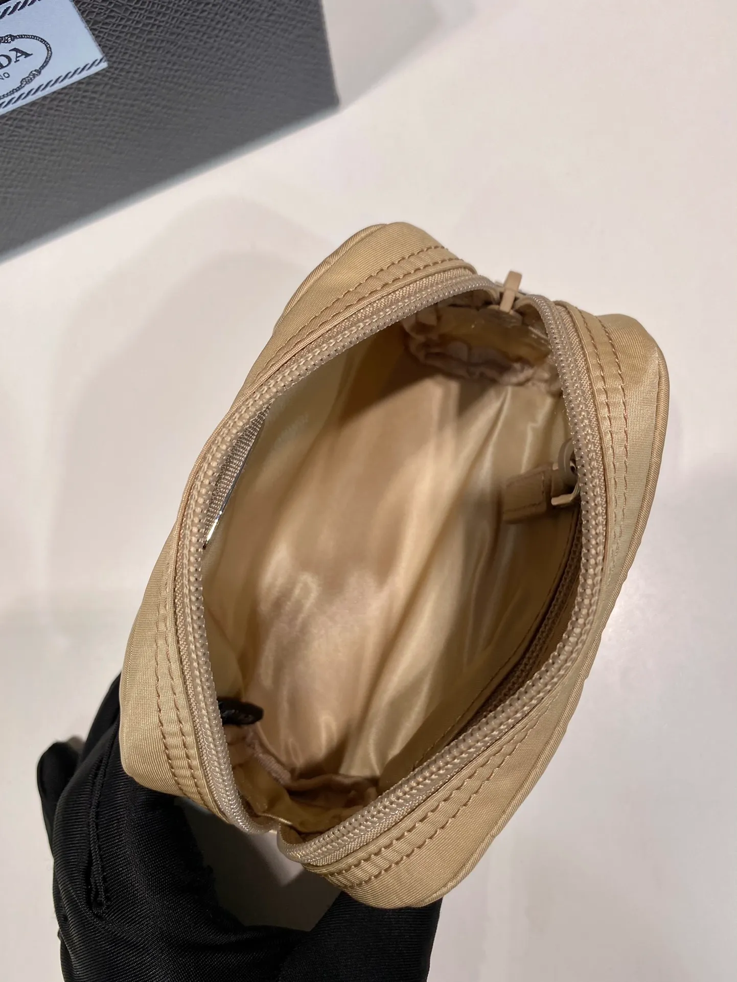 💰280🎉Coin purse🎉1NA339 new product🎉🎉 This clutch bag is made of innovative Prada Re-Nylon regenerated nylon. The bag has a zipper design, the inner bag is equipped with a zipper pocket, top-grade hardware, large capacity, cards/car keys🔑/lipstick💄/all no problem, babies, the little handbag you have been longing for has arrived👏👏 Length 12x Height 8x Bottom 3.5cm