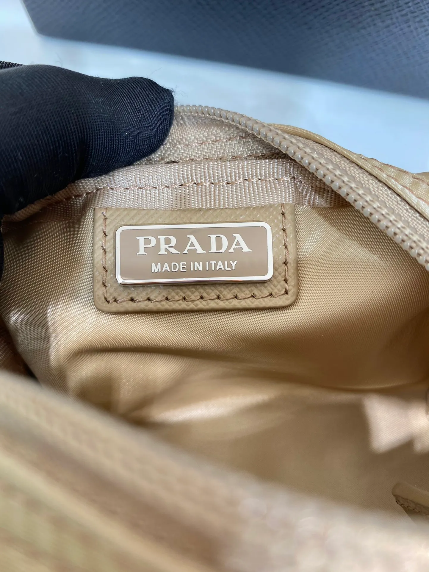 💰280🎉Coin purse🎉1NA339 new product🎉🎉 This clutch bag is made of innovative Prada Re-Nylon regenerated nylon. The bag has a zipper design, the inner bag is equipped with a zipper pocket, top-grade hardware, large capacity, cards/car keys🔑/lipstick💄/all no problem, babies, the little handbag you have been longing for has arrived👏👏 Length 12x Height 8x Bottom 3.5cm